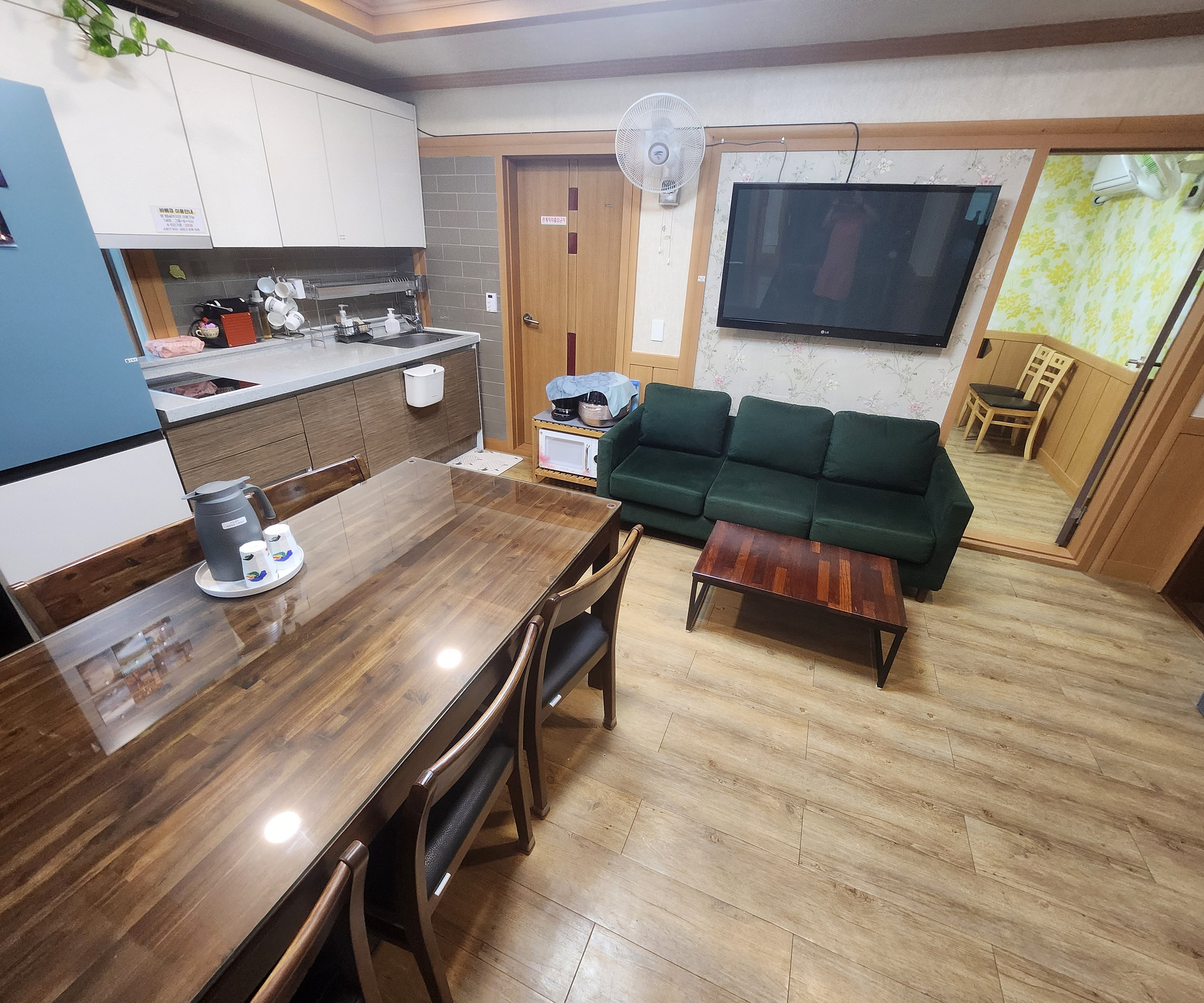 room detail thumbnail 1