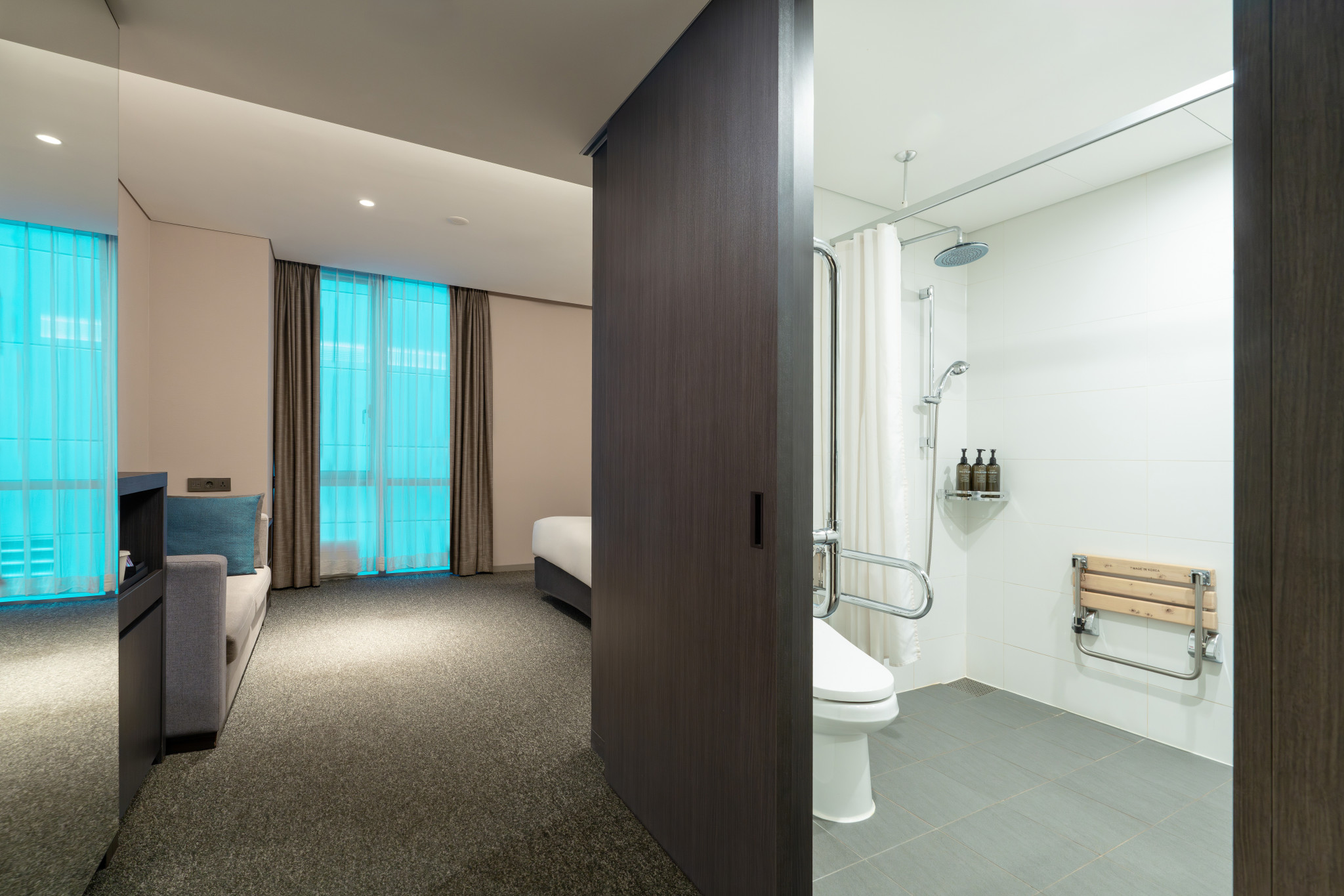 room detail thumbnail 1