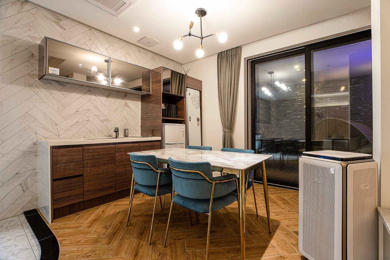 room detail thumbnail 2