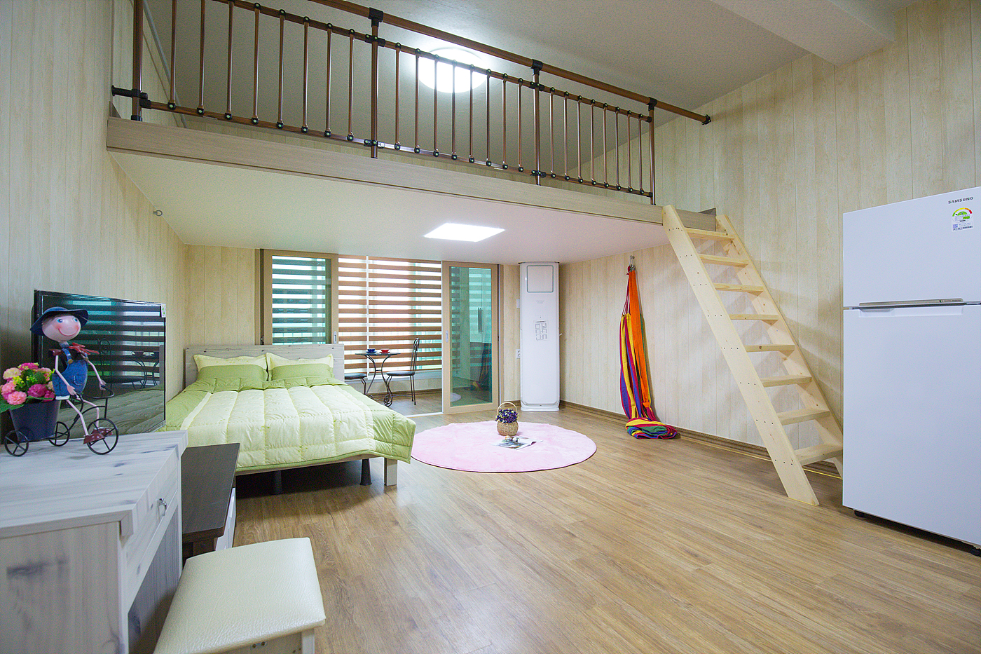 room detail thumbnail 2