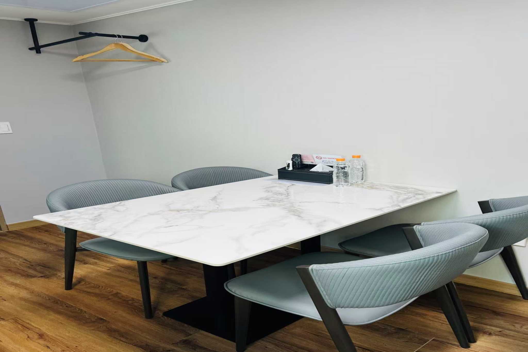 room detail thumbnail 2