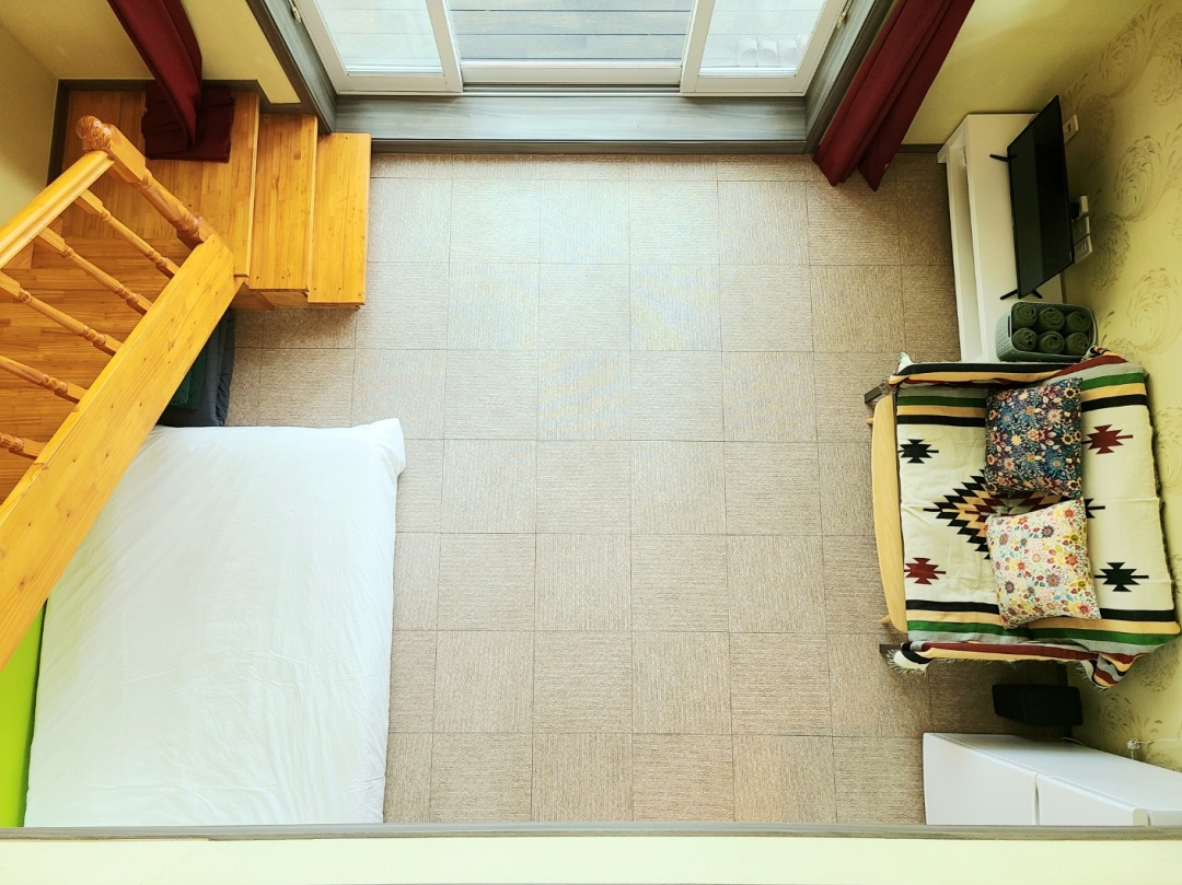 room detail thumbnail 1