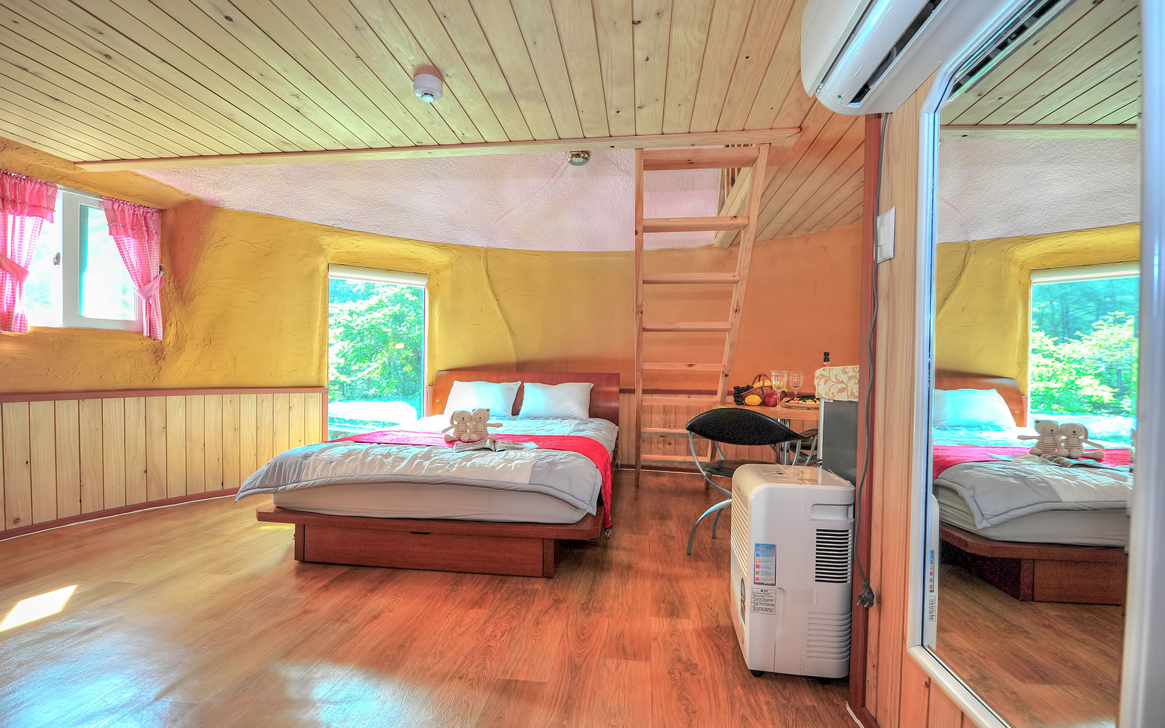 room detail thumbnail 2