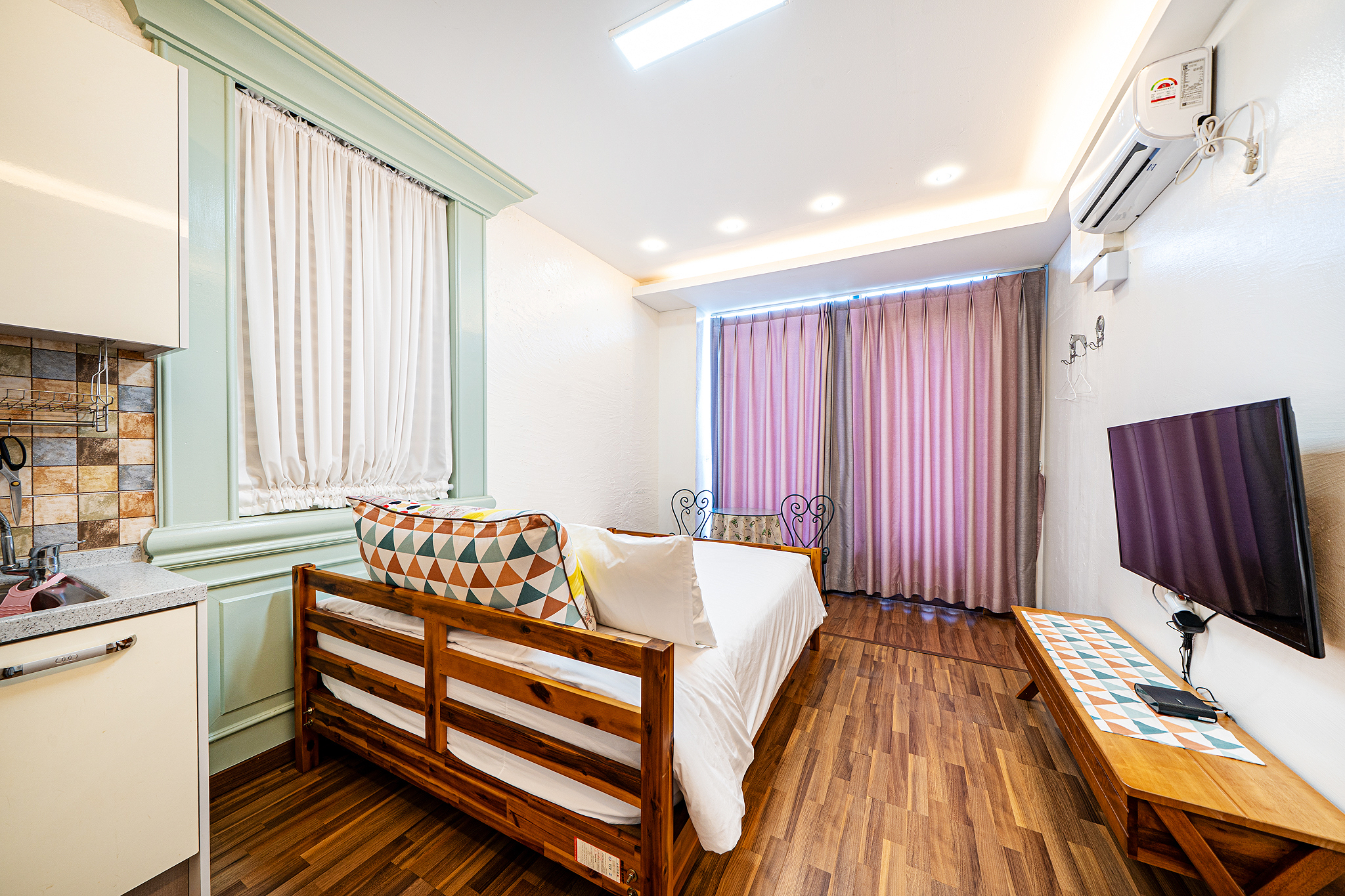 room detail thumbnail 1