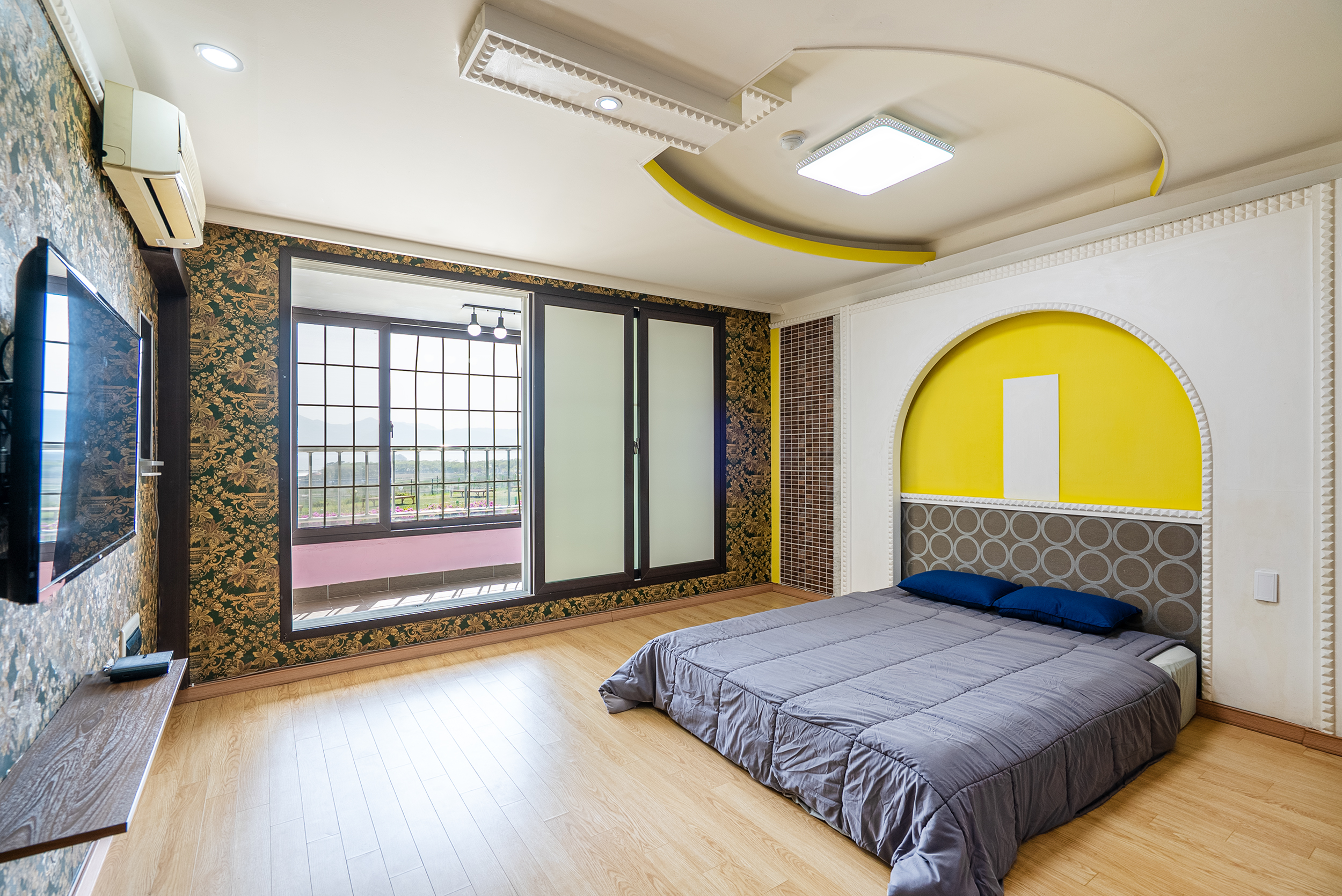 room detail thumbnail 2