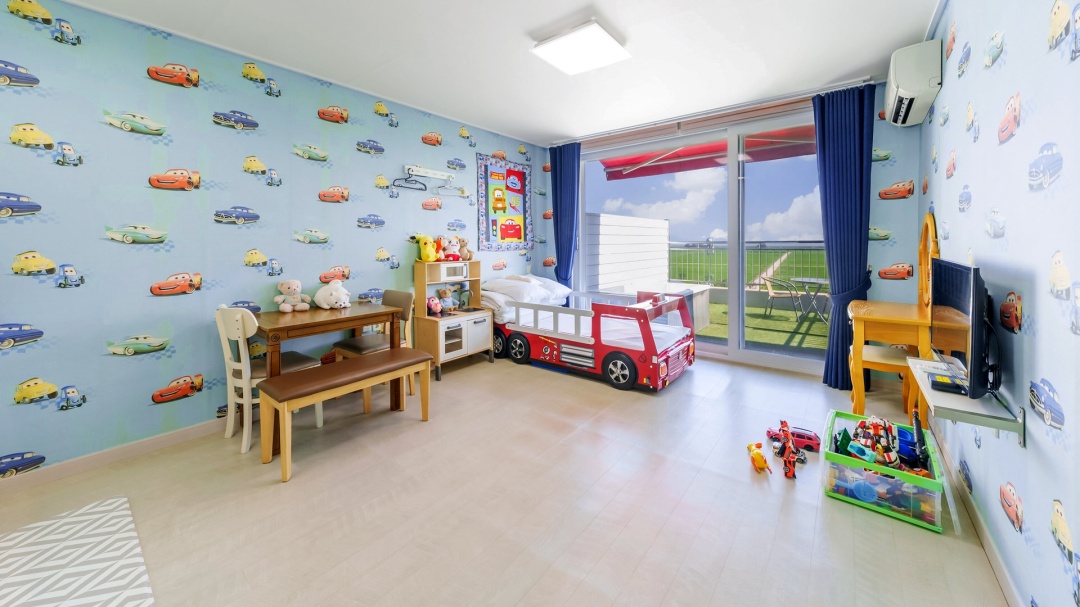 room detail thumbnail 2