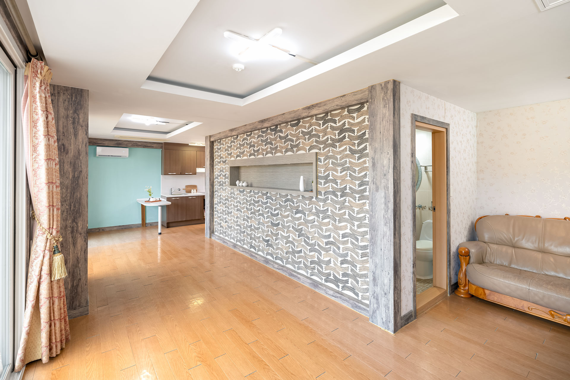 room detail thumbnail 2