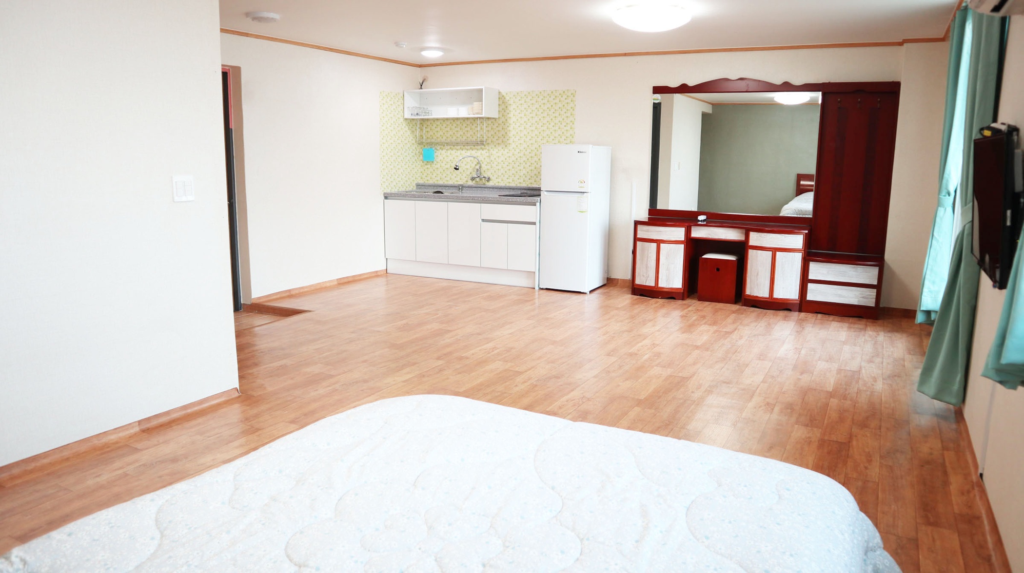 room detail thumbnail 2