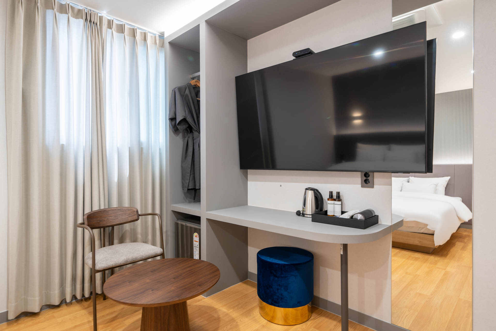 room detail thumbnail 1