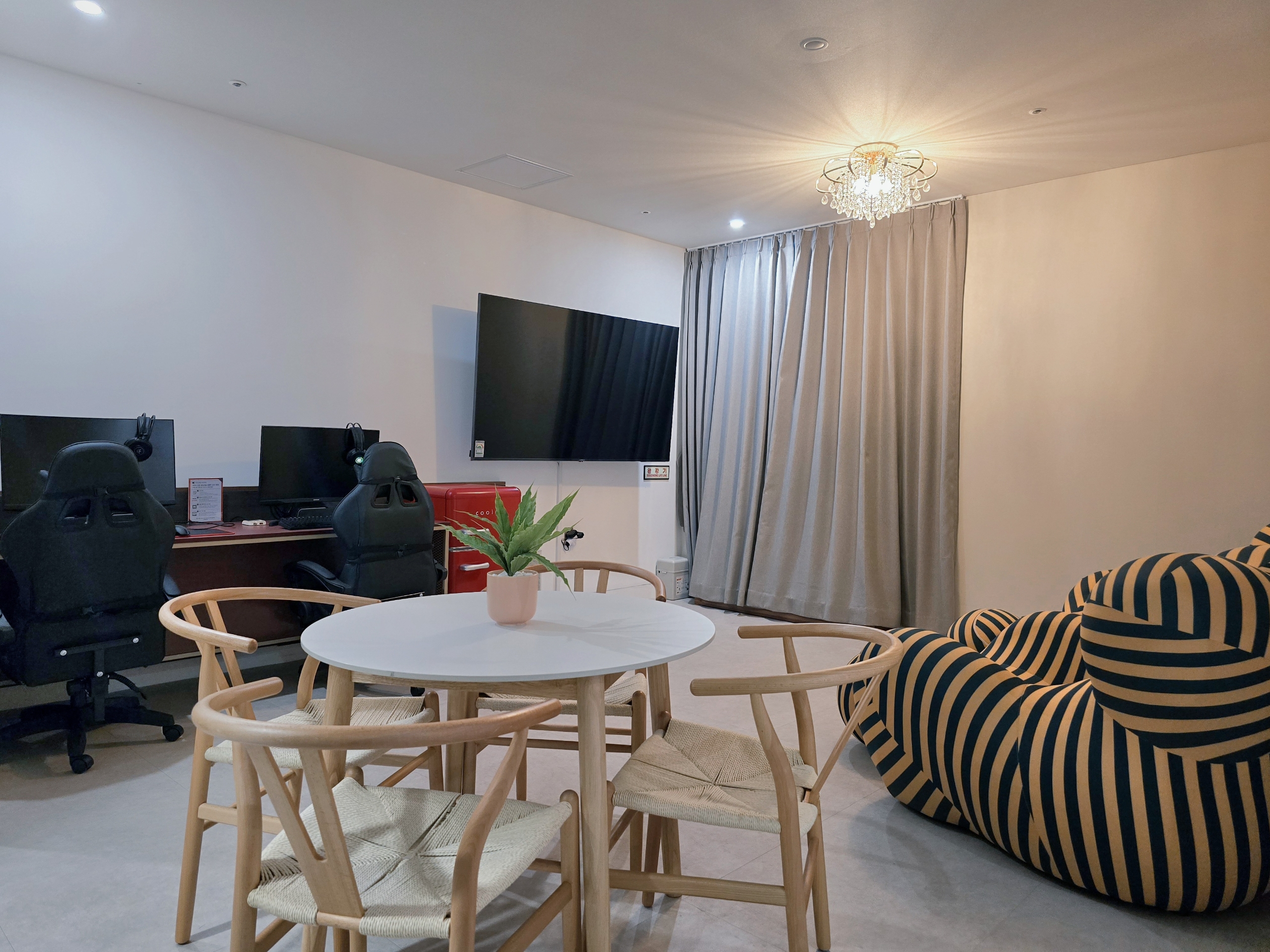 room detail thumbnail 2