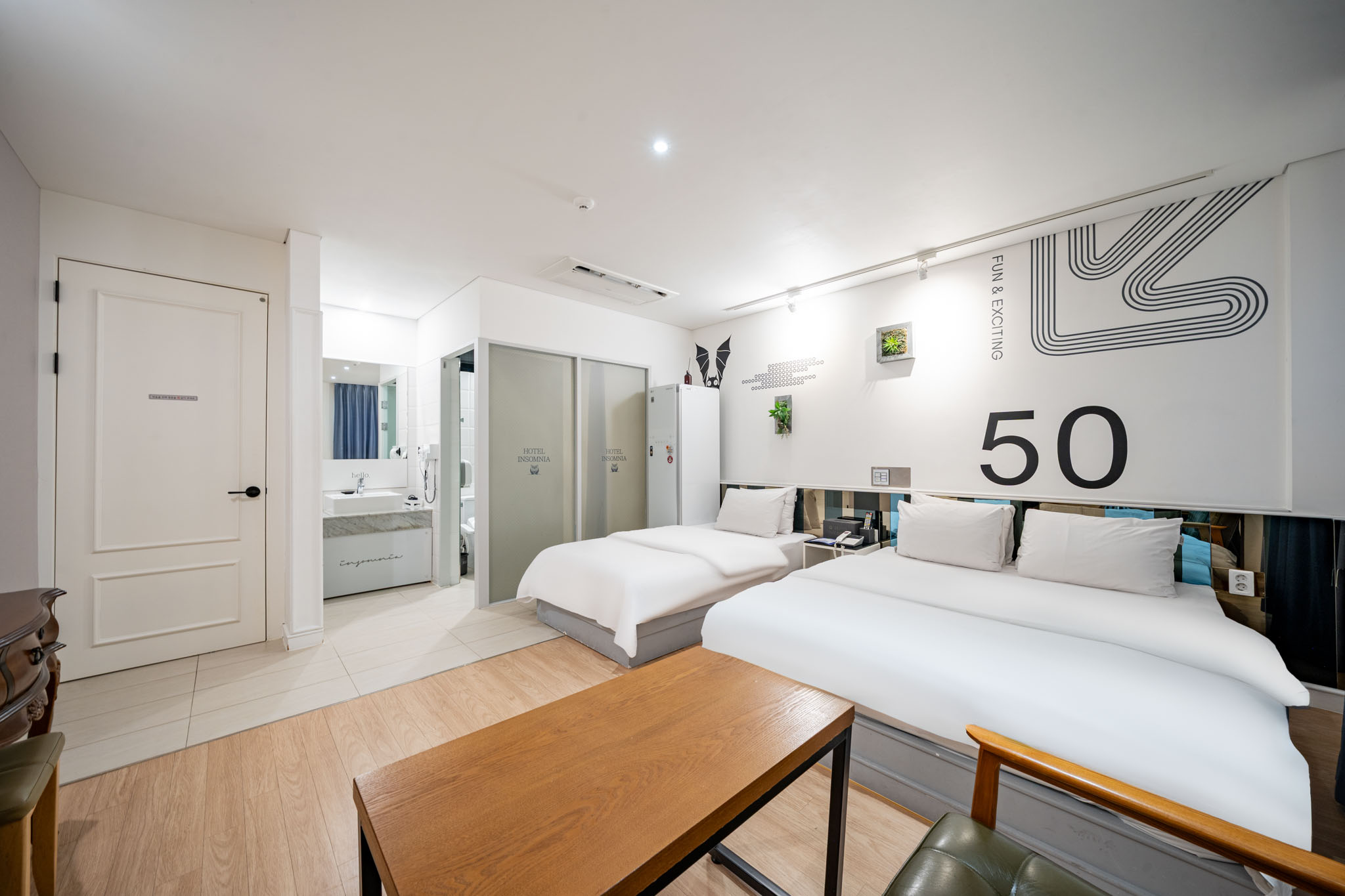room detail thumbnail 1