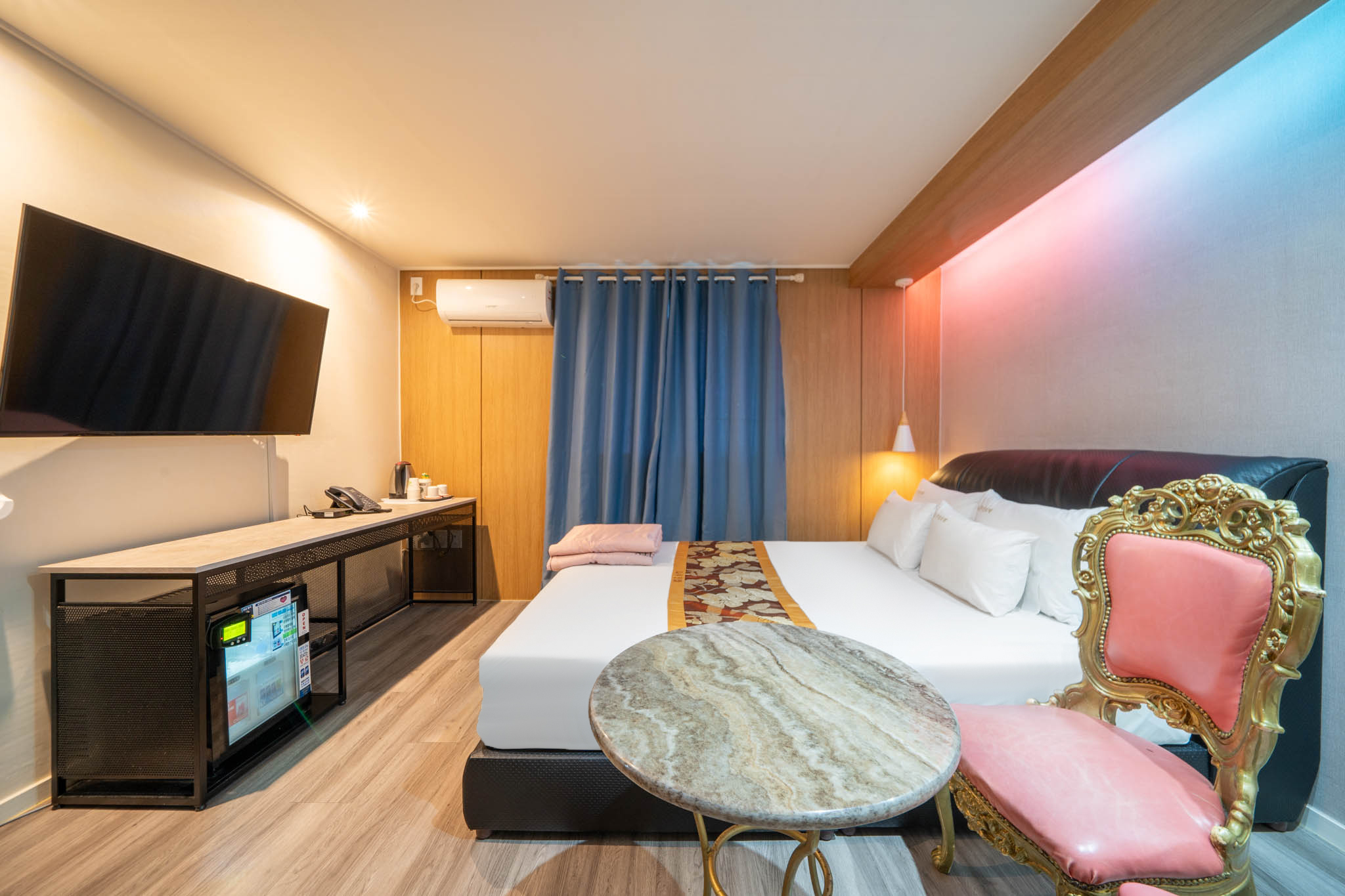 room detail thumbnail 1