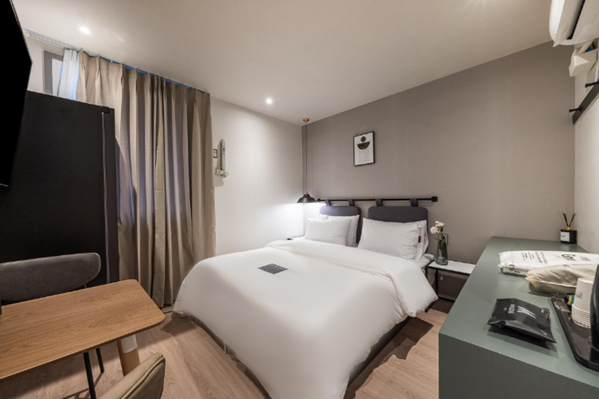 room detail thumbnail 2