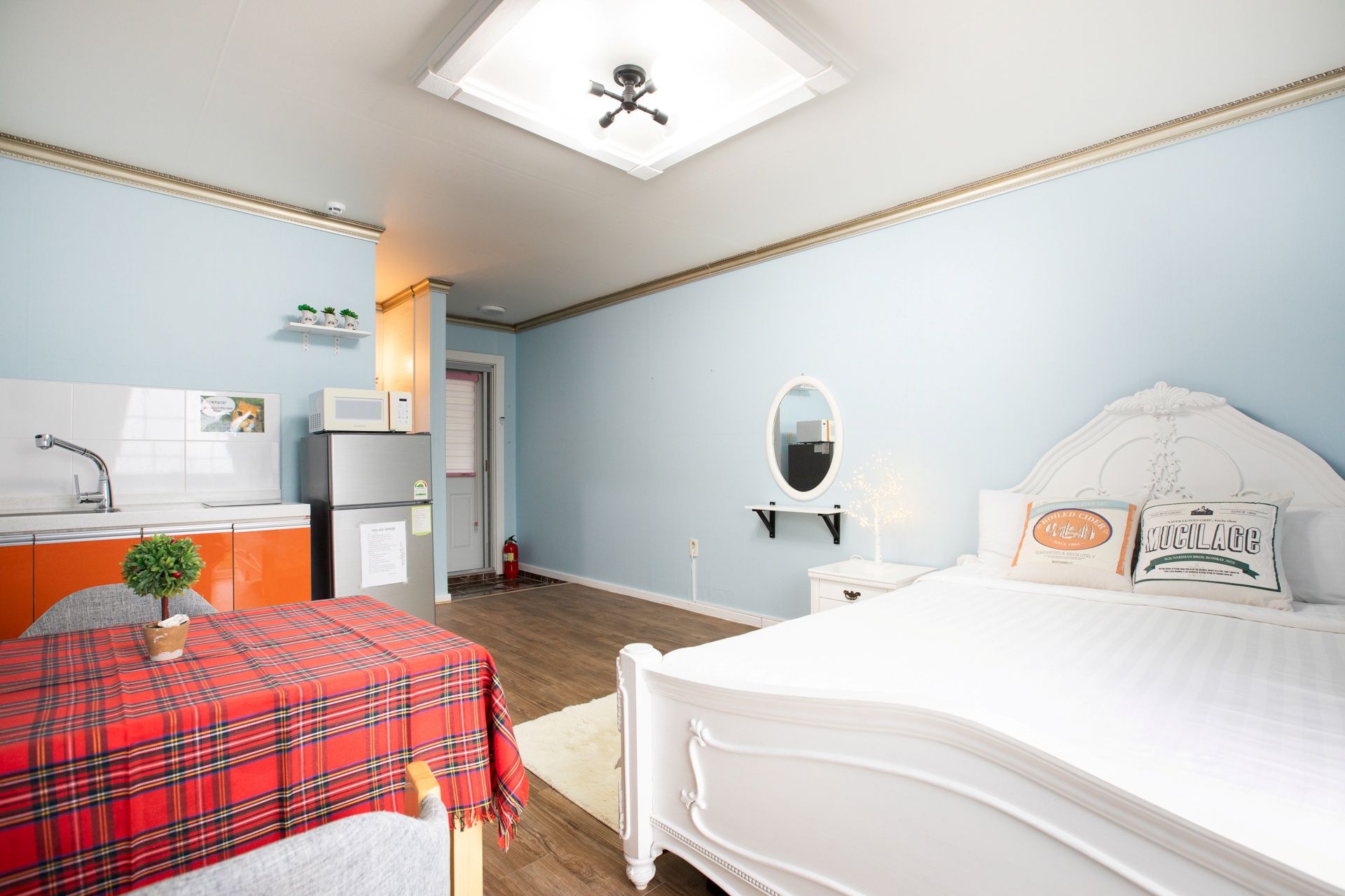 room detail thumbnail 2
