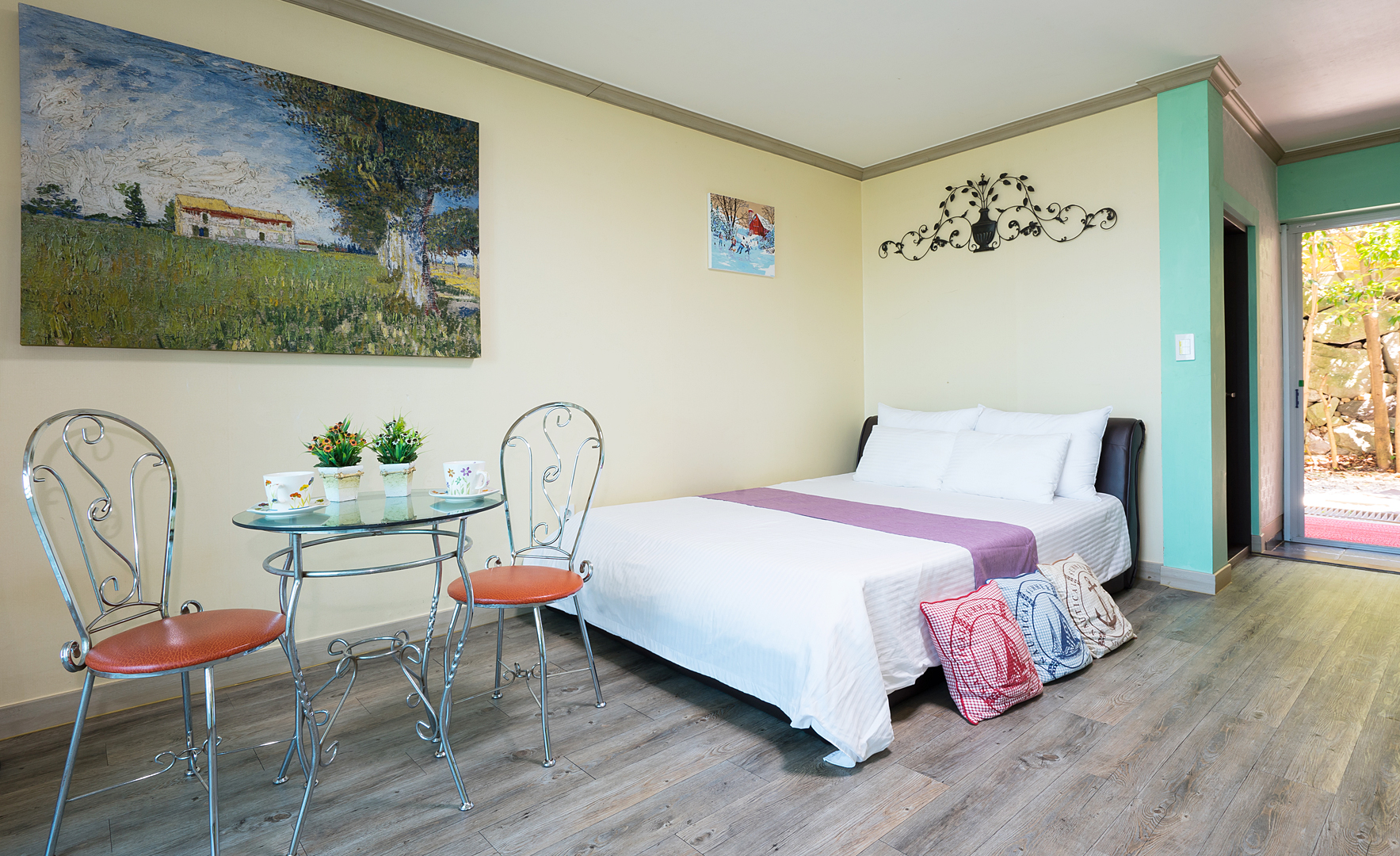 room detail thumbnail 2