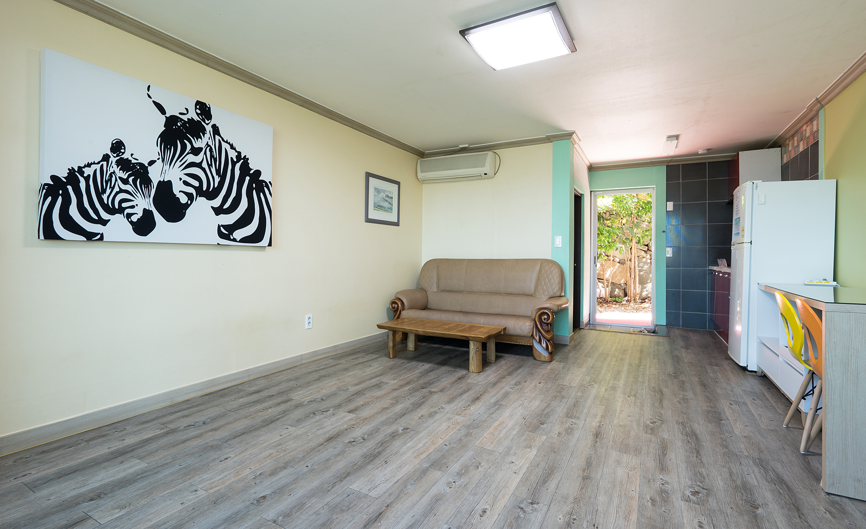 room detail thumbnail 1