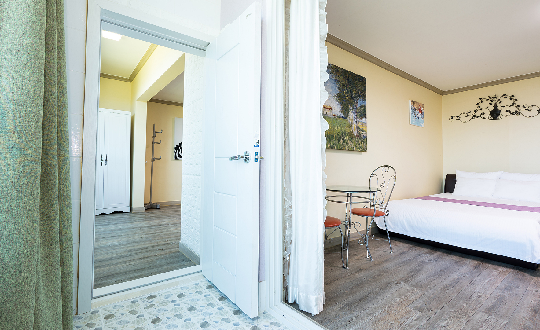 room detail thumbnail 2