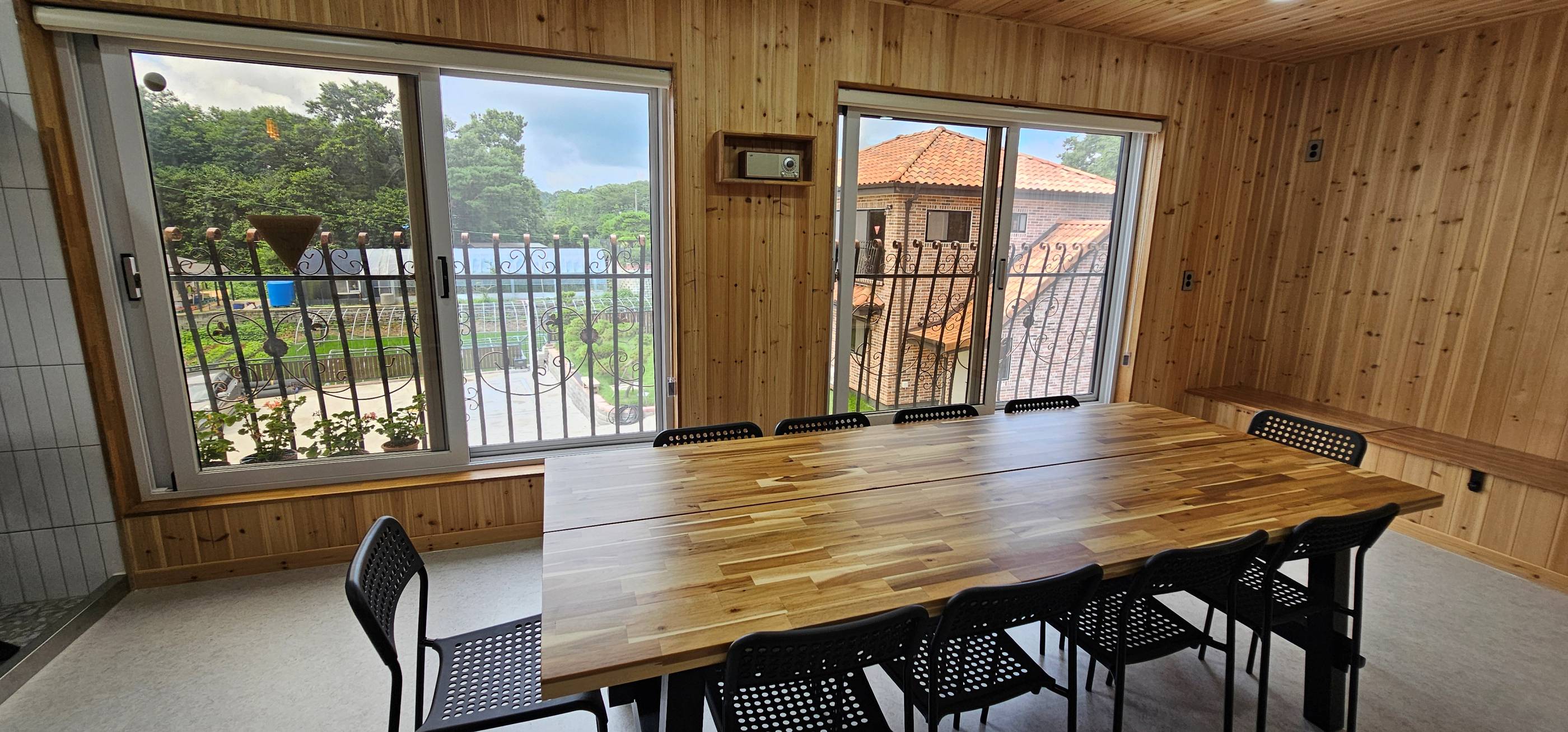https://yaimg.yanolja.com/v5/2025/08/27/01/68ae5b9510f614.97143654.jpg