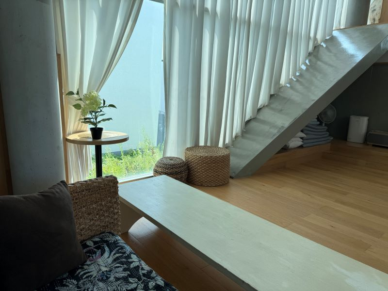 room detail thumbnail 2