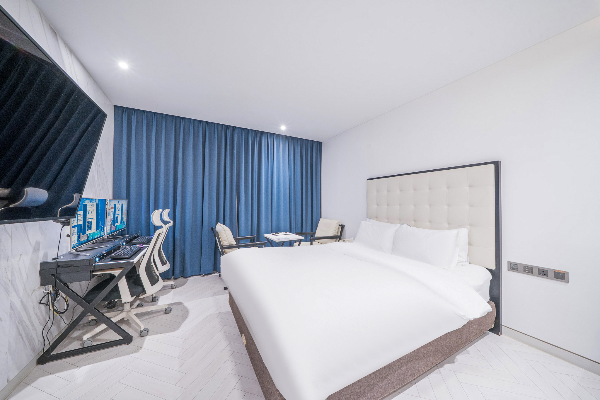 room detail thumbnail 1