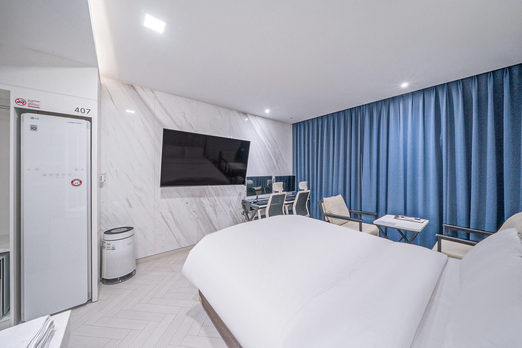 room detail thumbnail 2