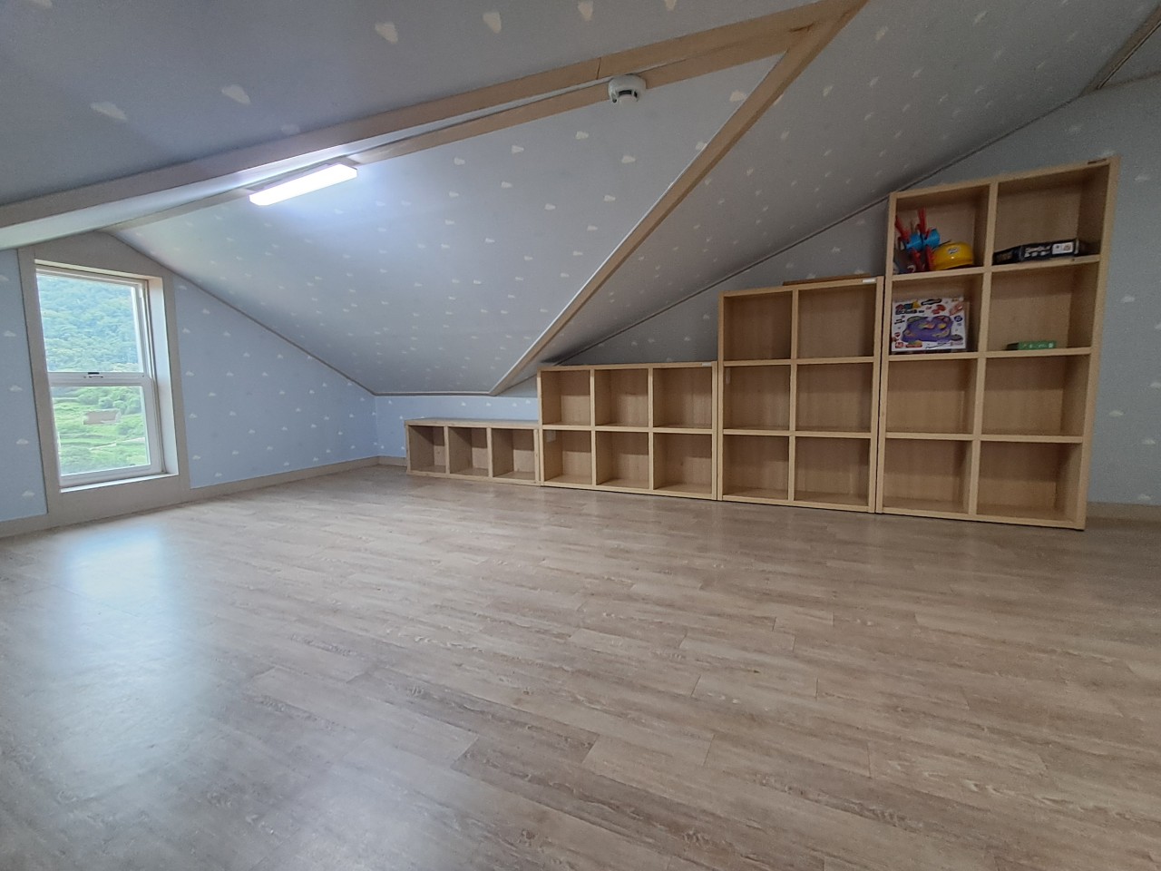 room detail thumbnail 2