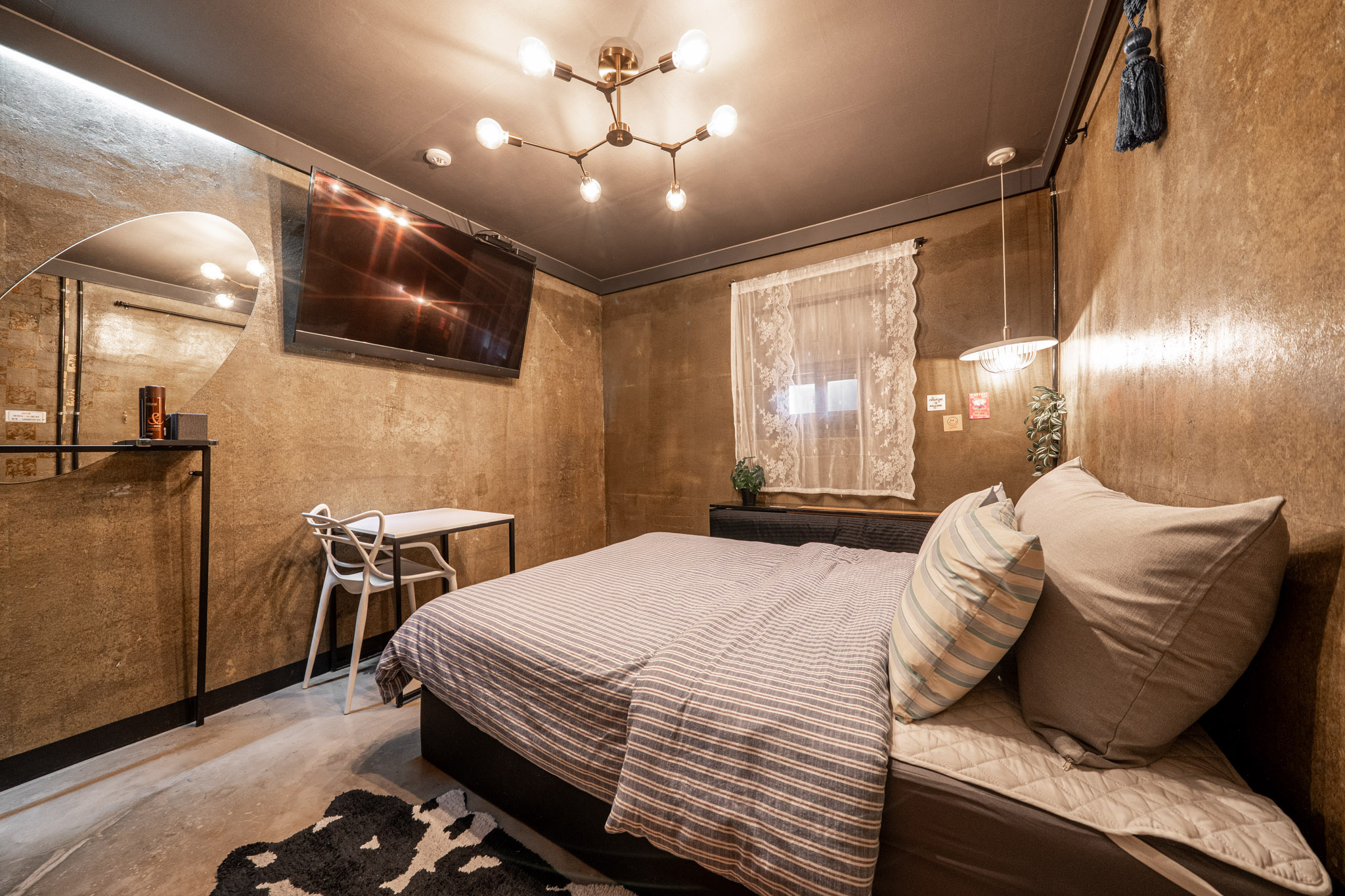 room detail thumbnail 2