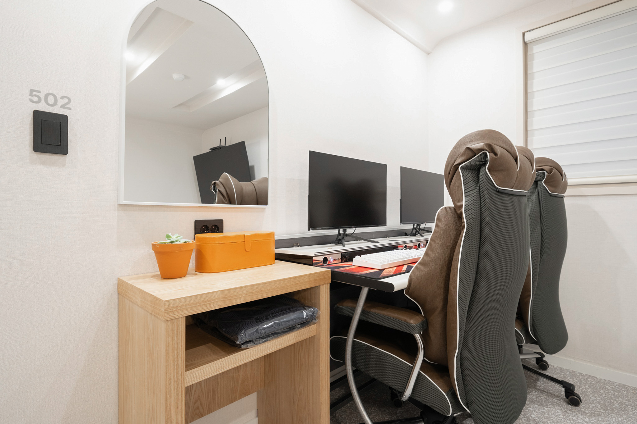 room detail thumbnail 2