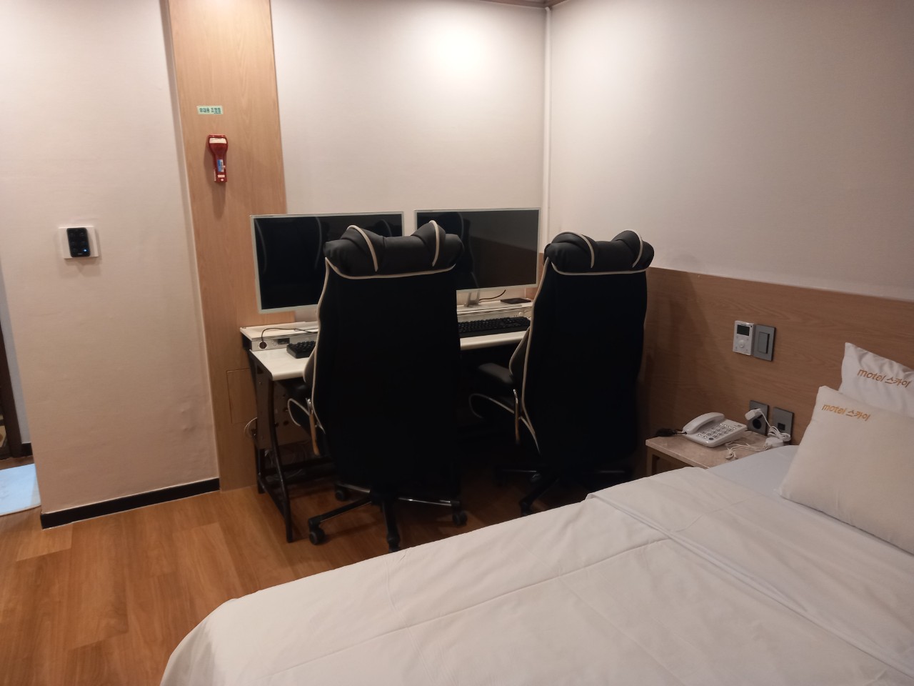 room detail thumbnail 1