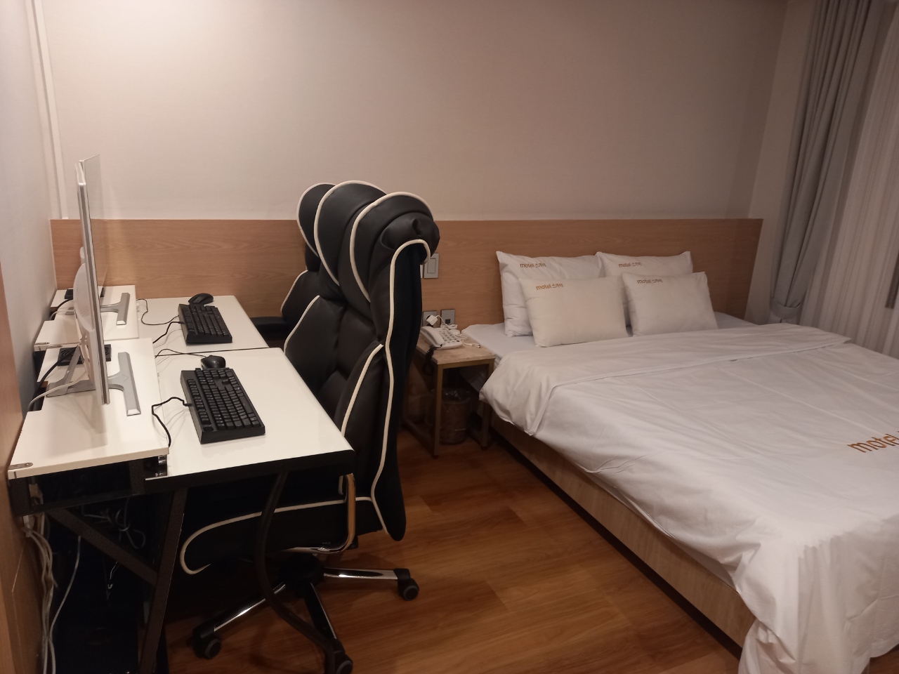 room detail thumbnail 2