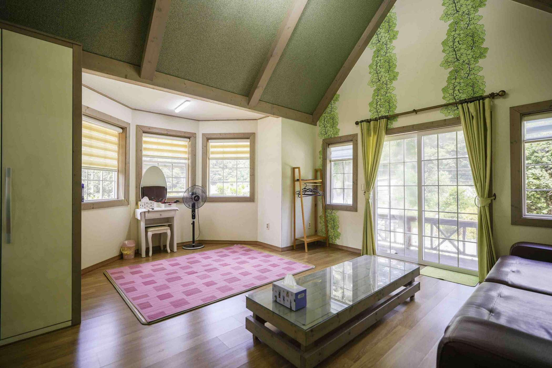 room detail thumbnail 2