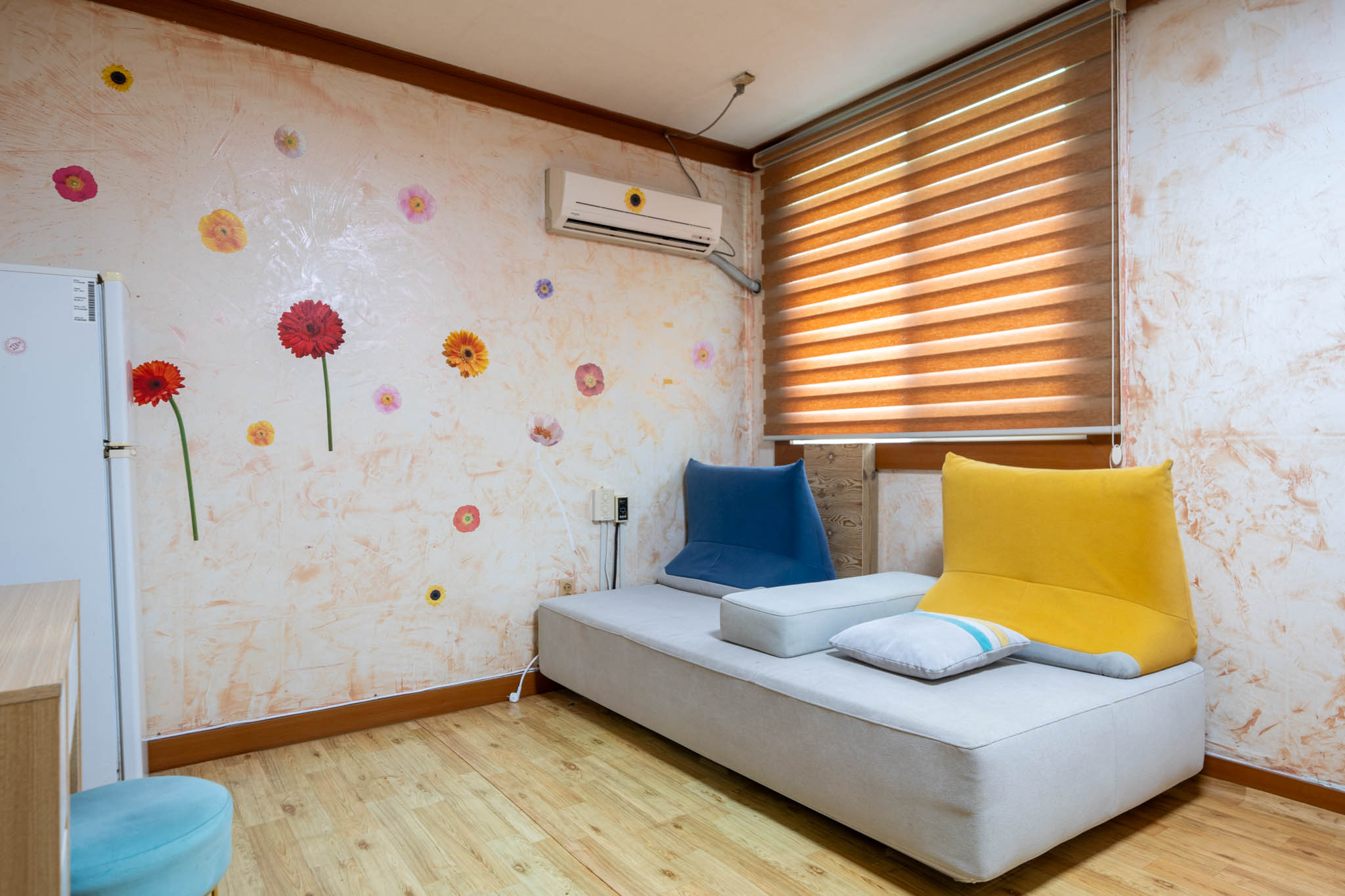 room detail thumbnail 2