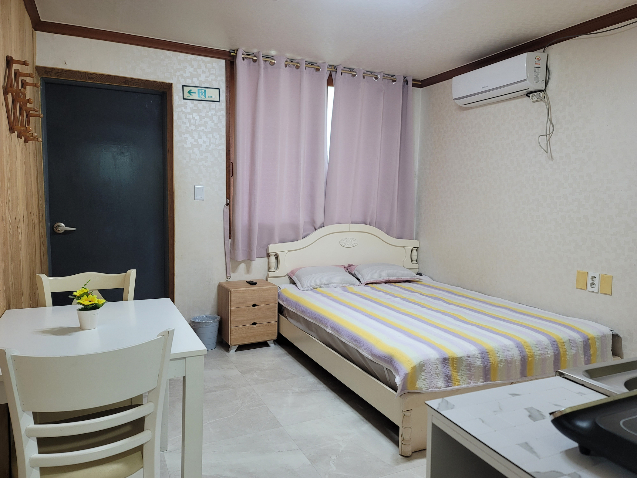 room detail thumbnail 2