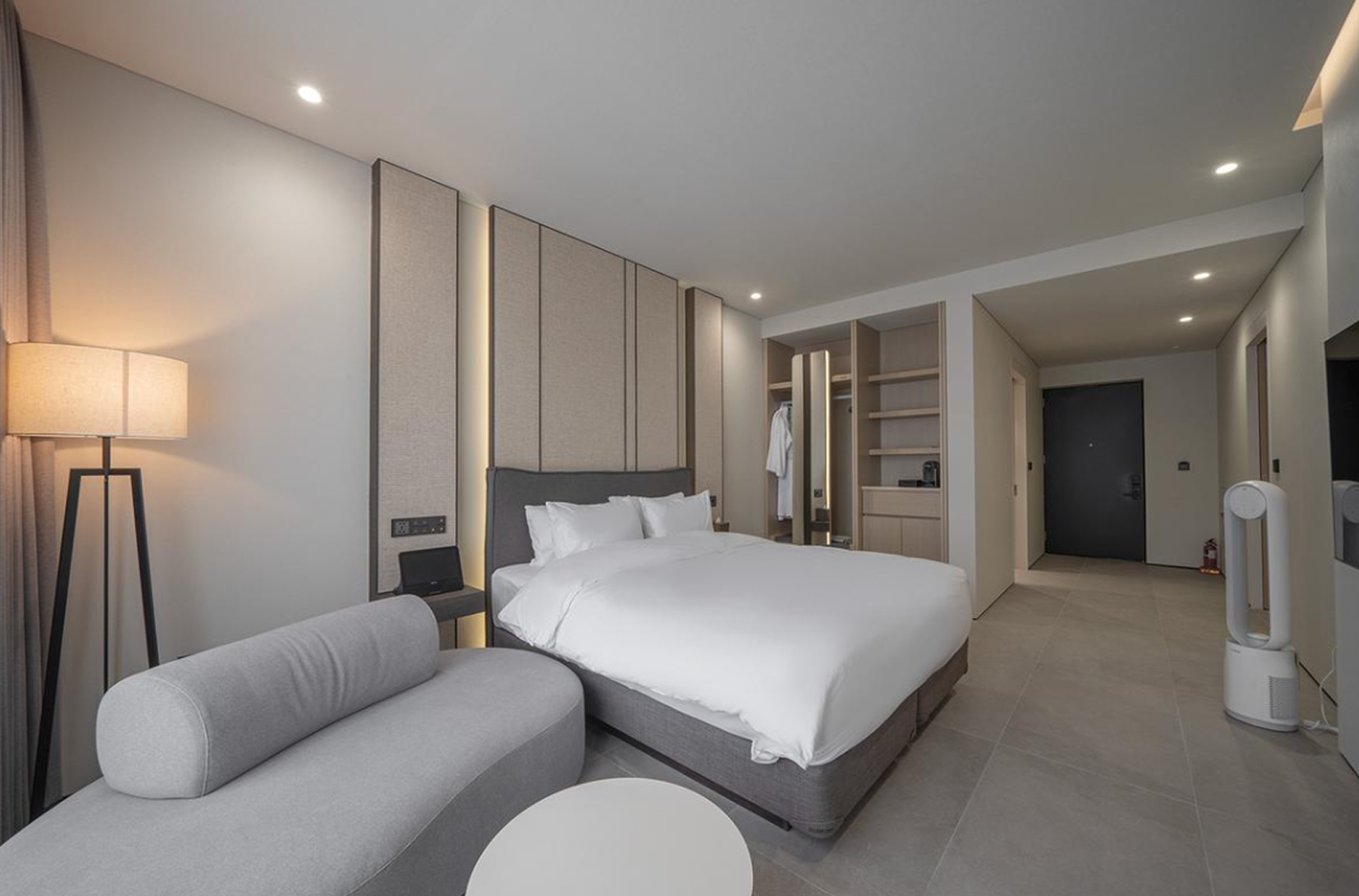 프리미어 - 킹(웰컴라운지, 조식 2인, 인피니티풀 2인, 시몬스침대)