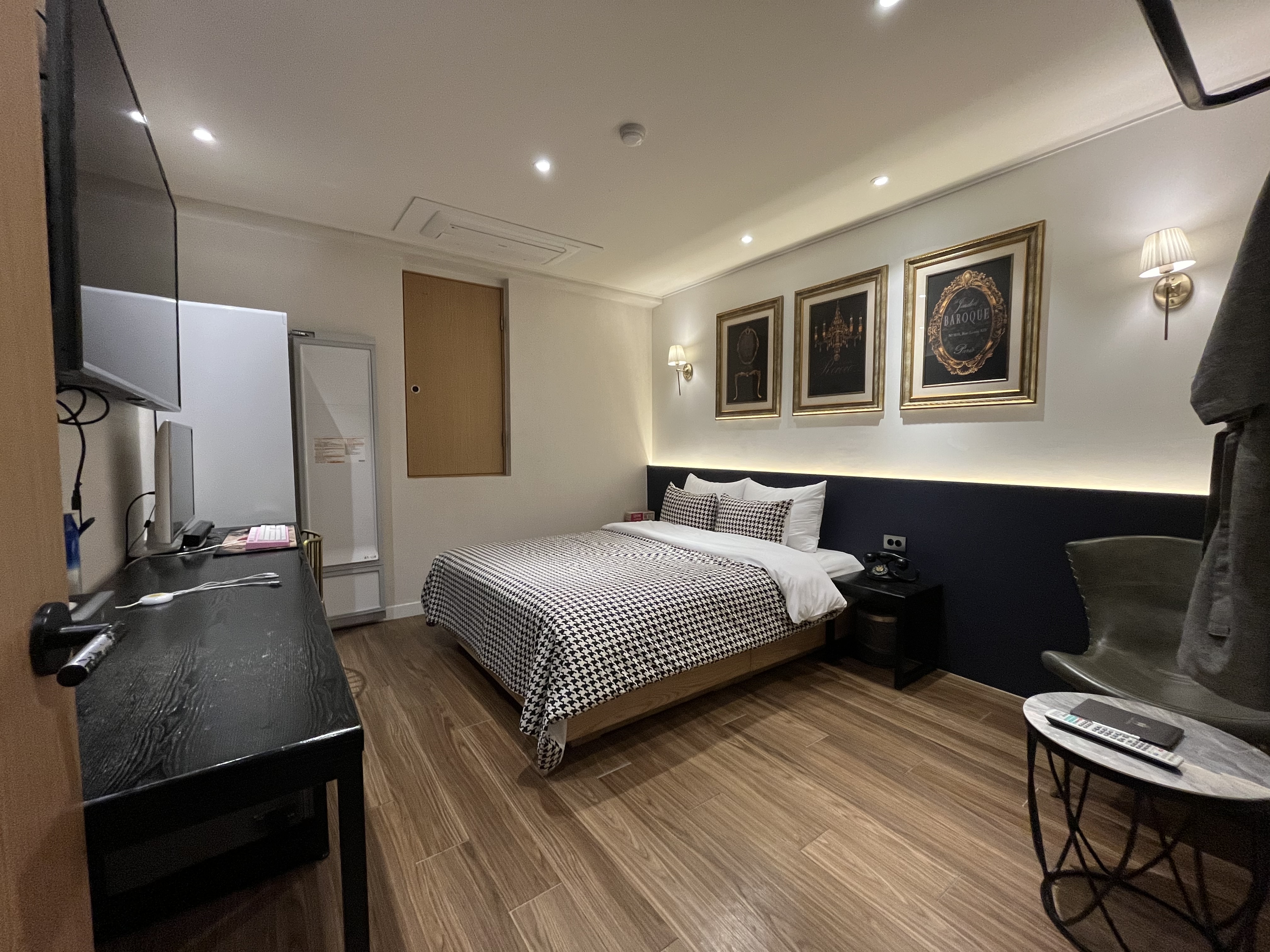 room detail thumbnail 2