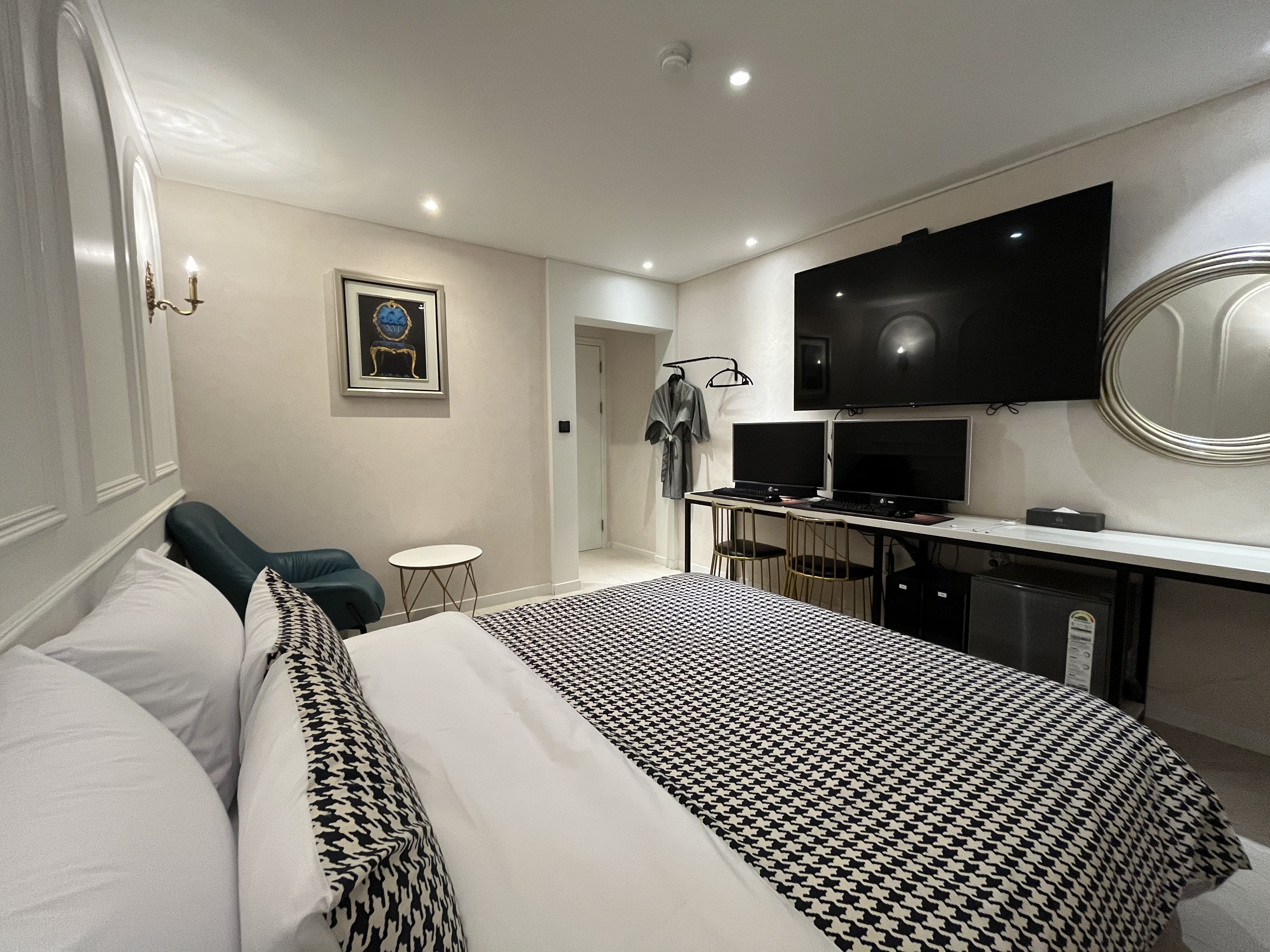 room detail thumbnail 2