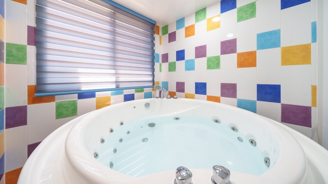 room detail thumbnail 2