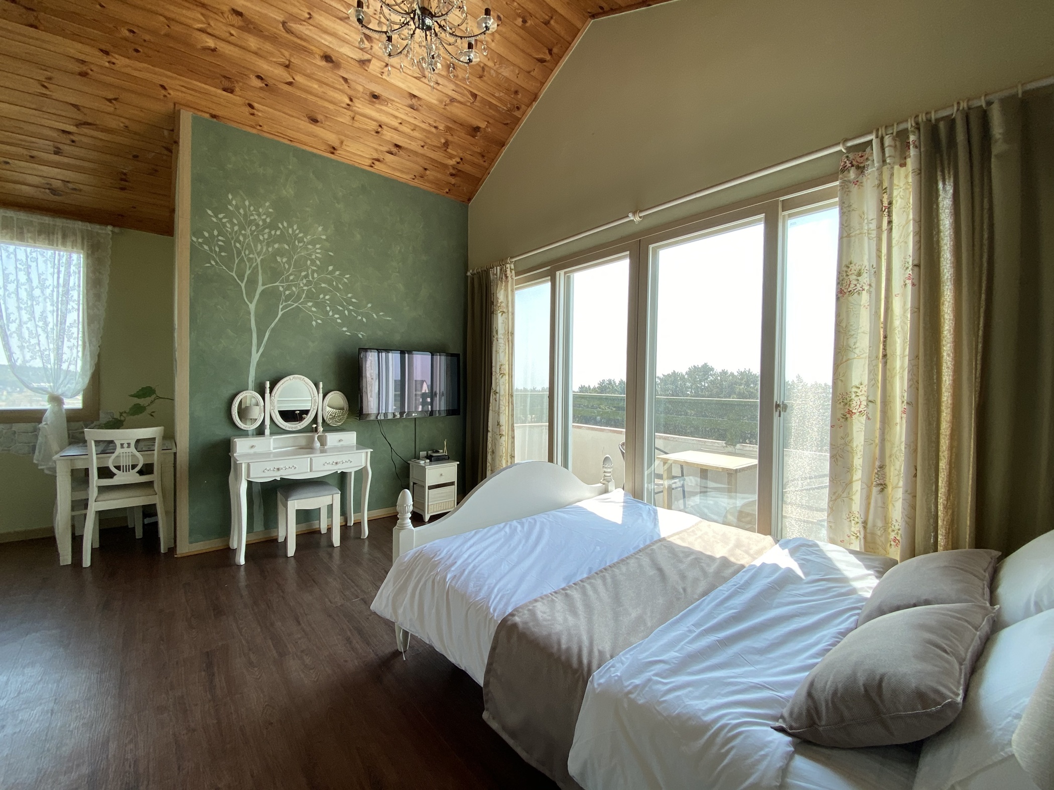 room detail thumbnail 0