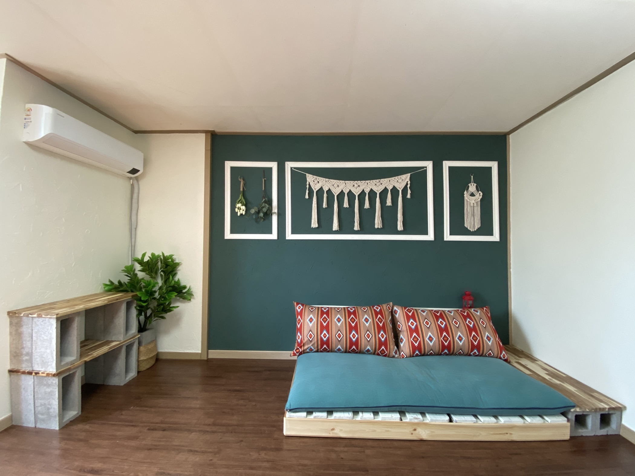 room detail thumbnail 2