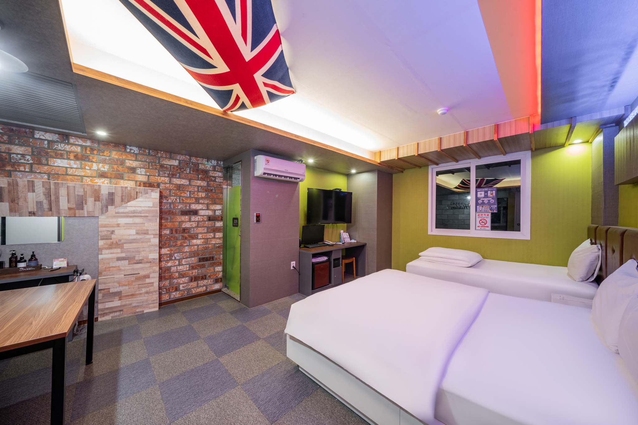 room detail thumbnail 2