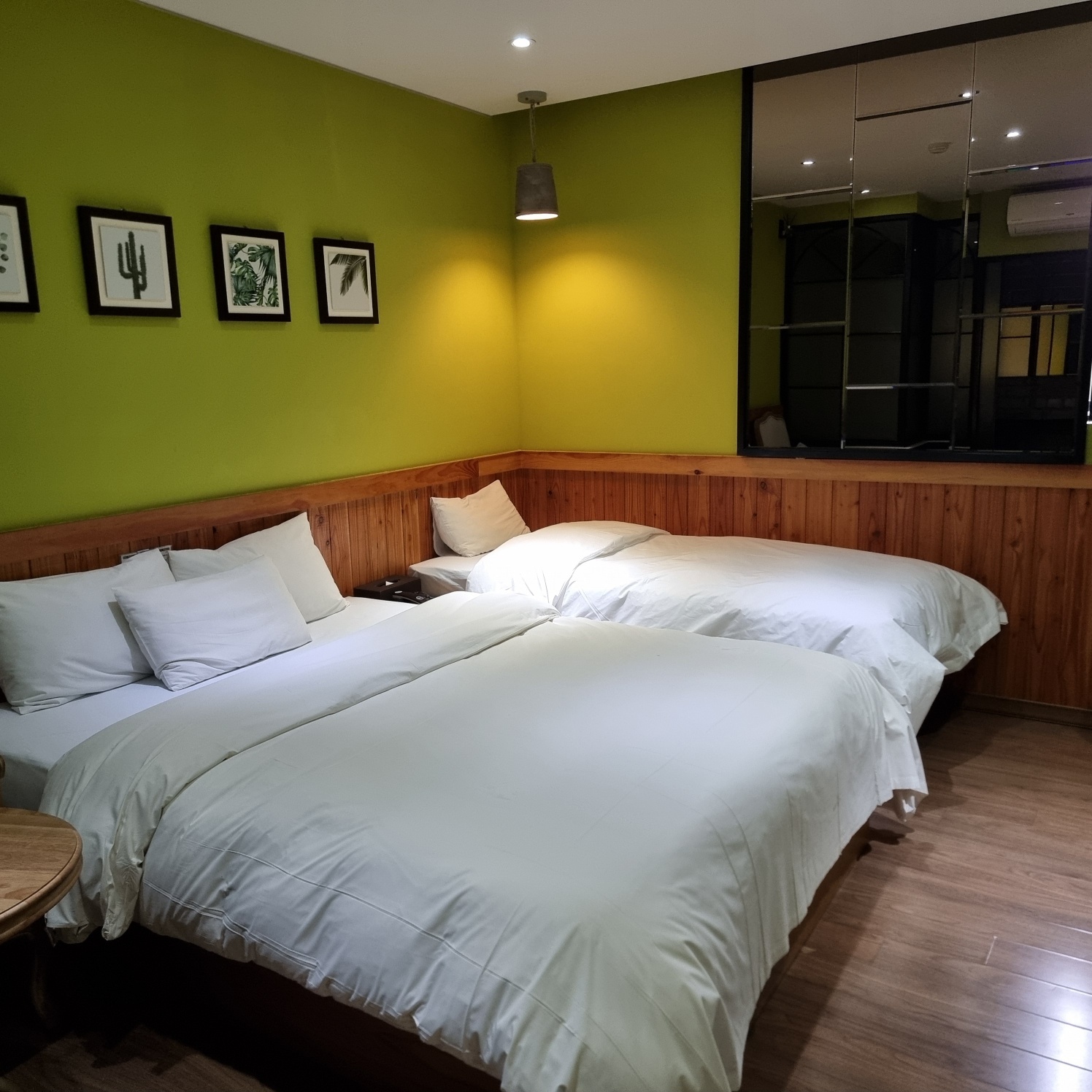 room detail thumbnail 0