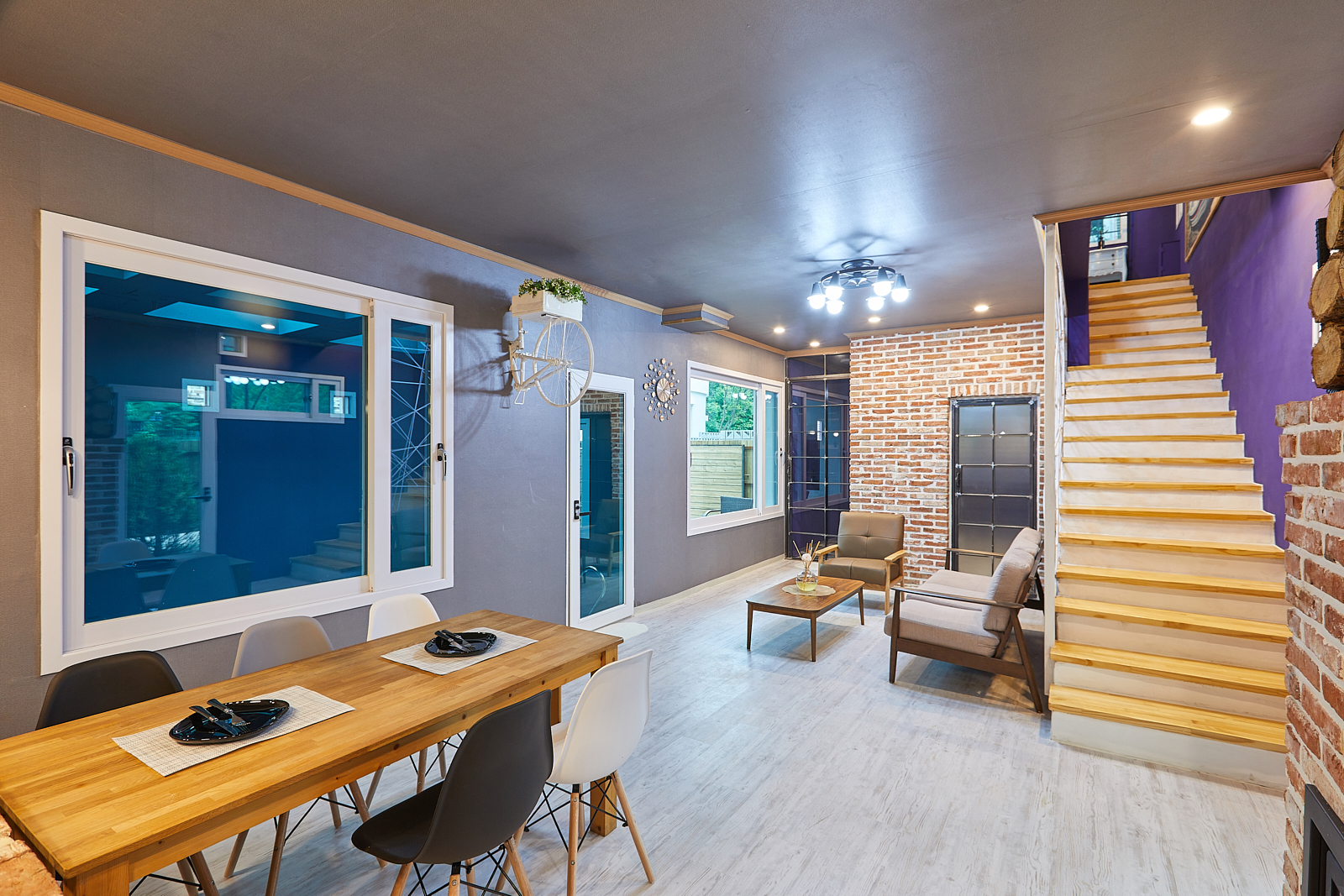 room detail thumbnail 2