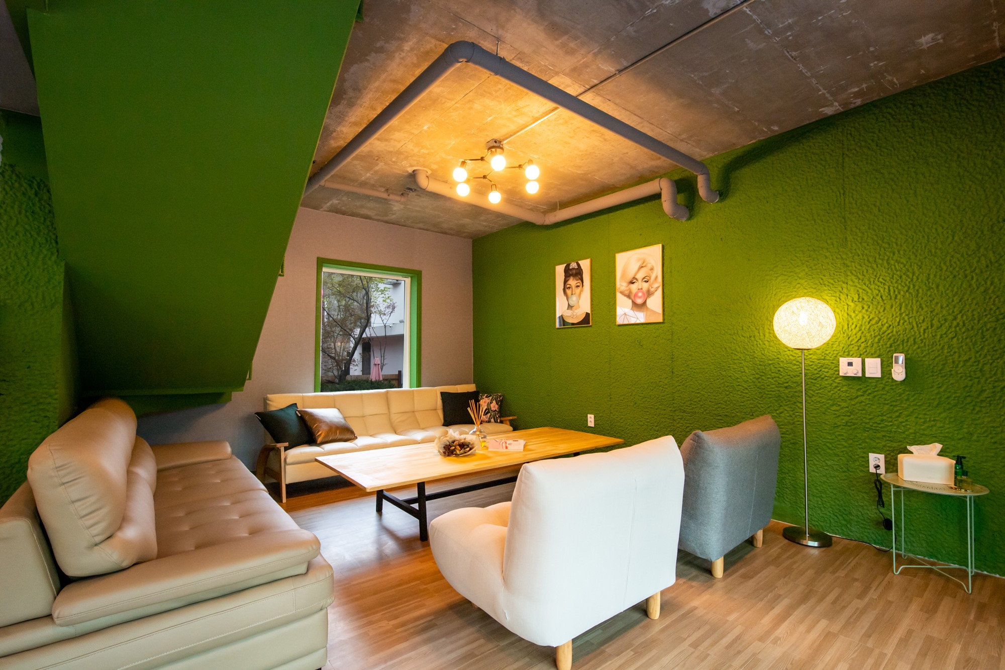 room detail thumbnail 1