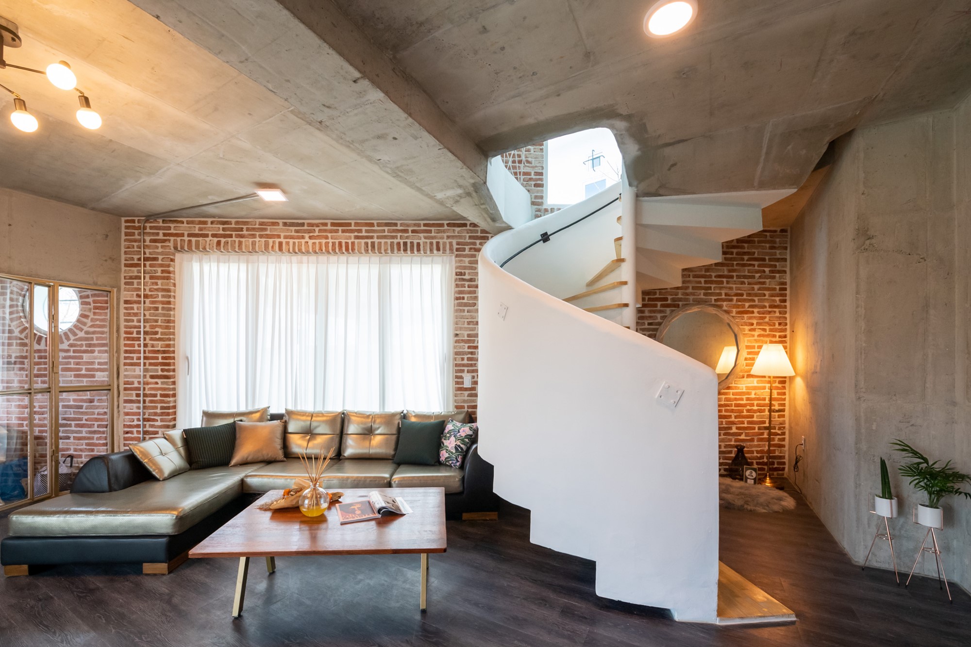 room detail thumbnail 2