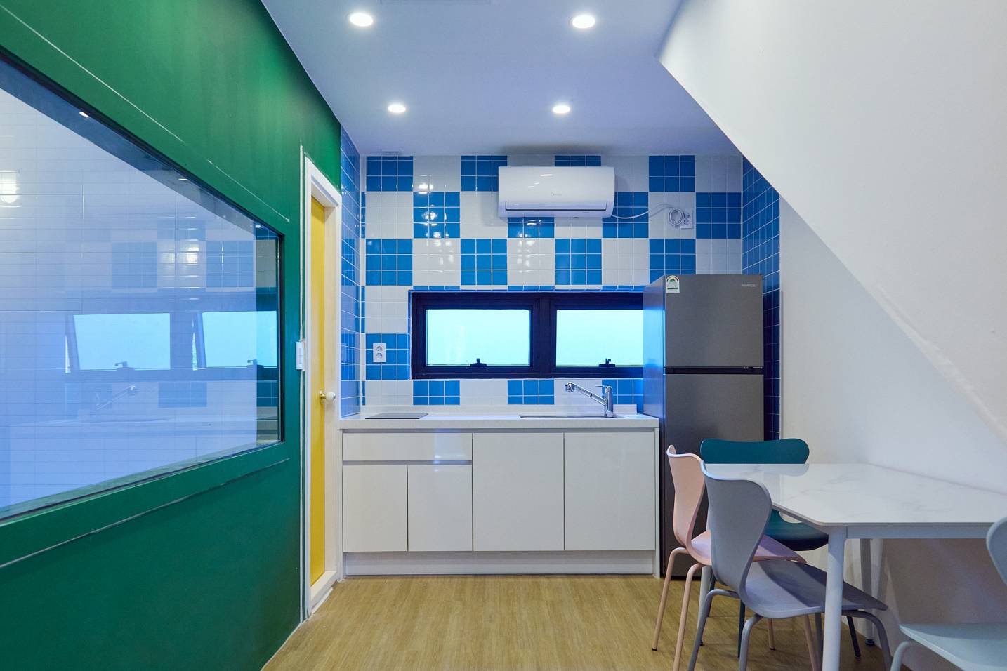 room detail thumbnail 2