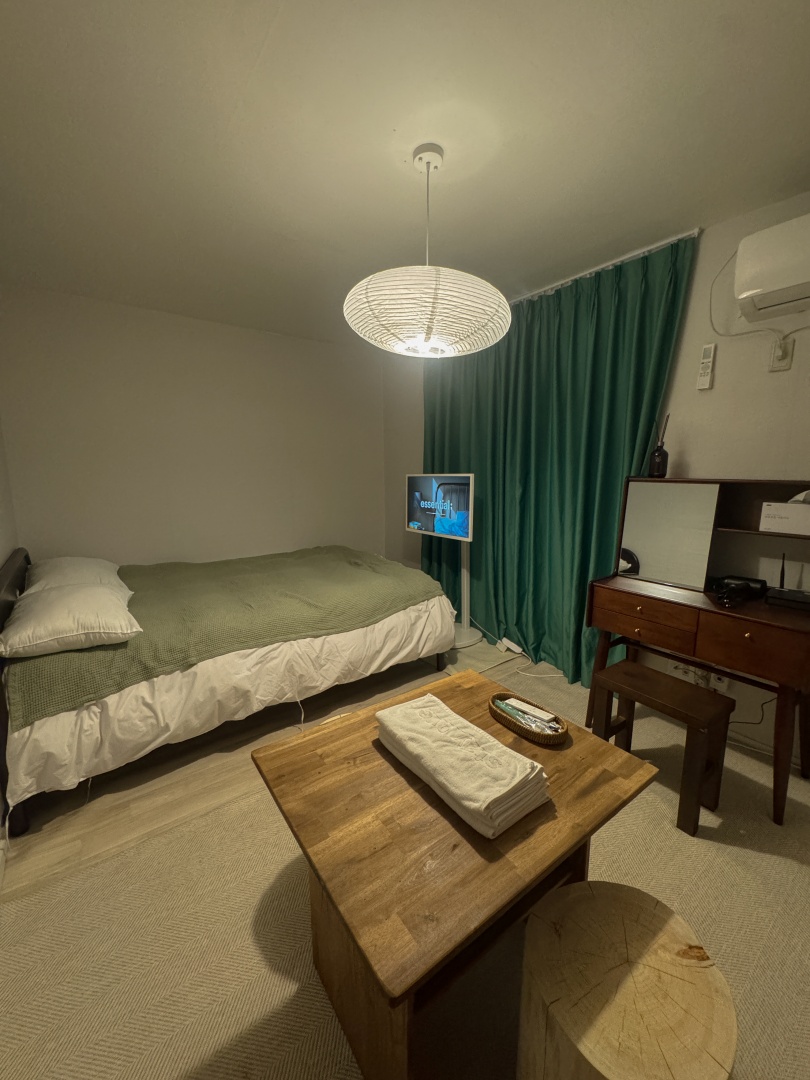 room detail thumbnail 2