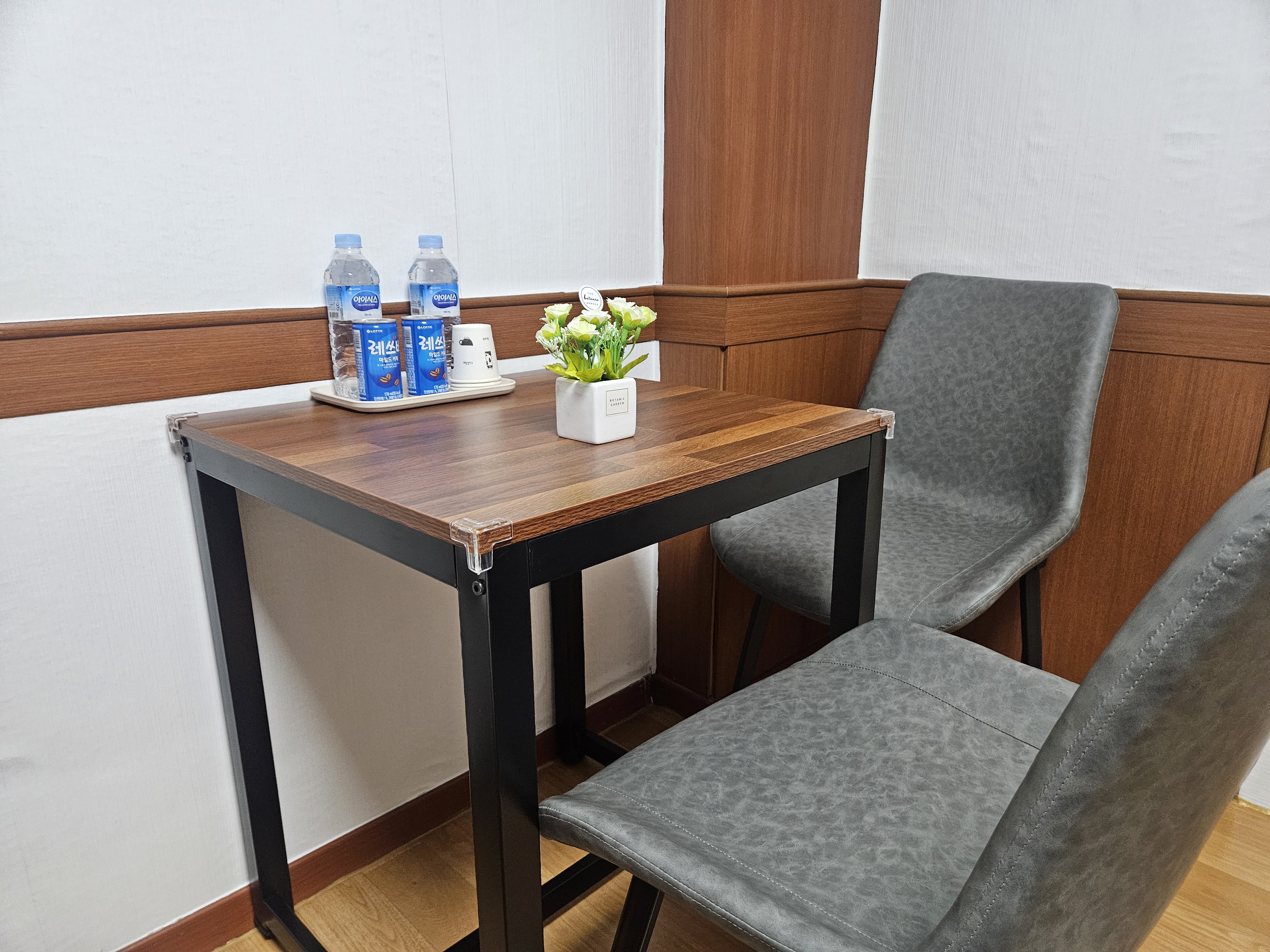 room detail thumbnail 2