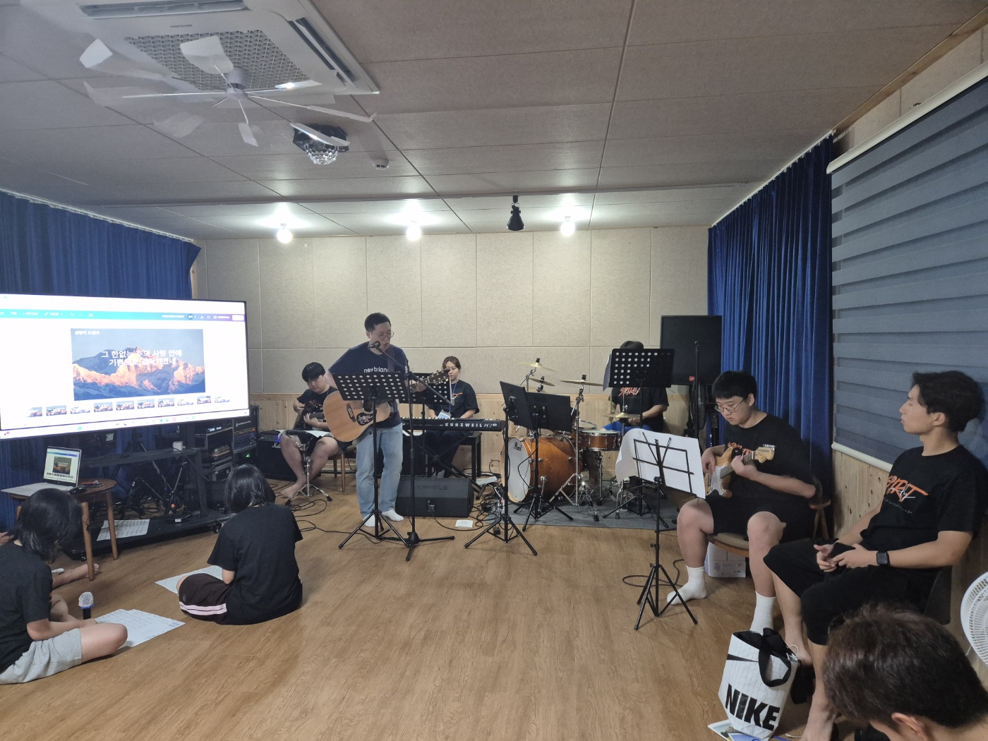 room detail thumbnail 2