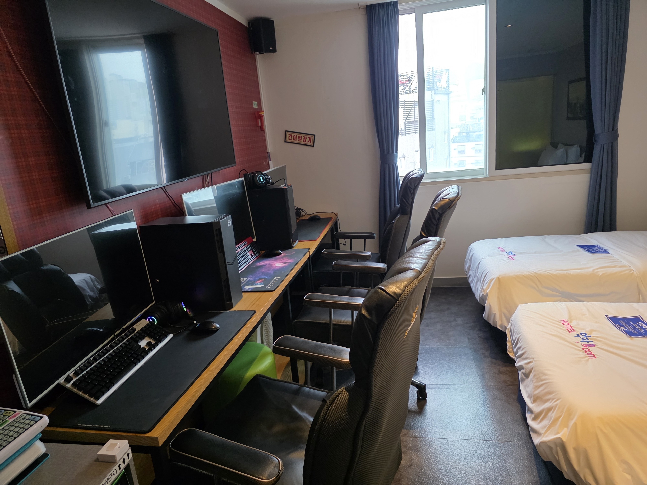 room detail thumbnail 2