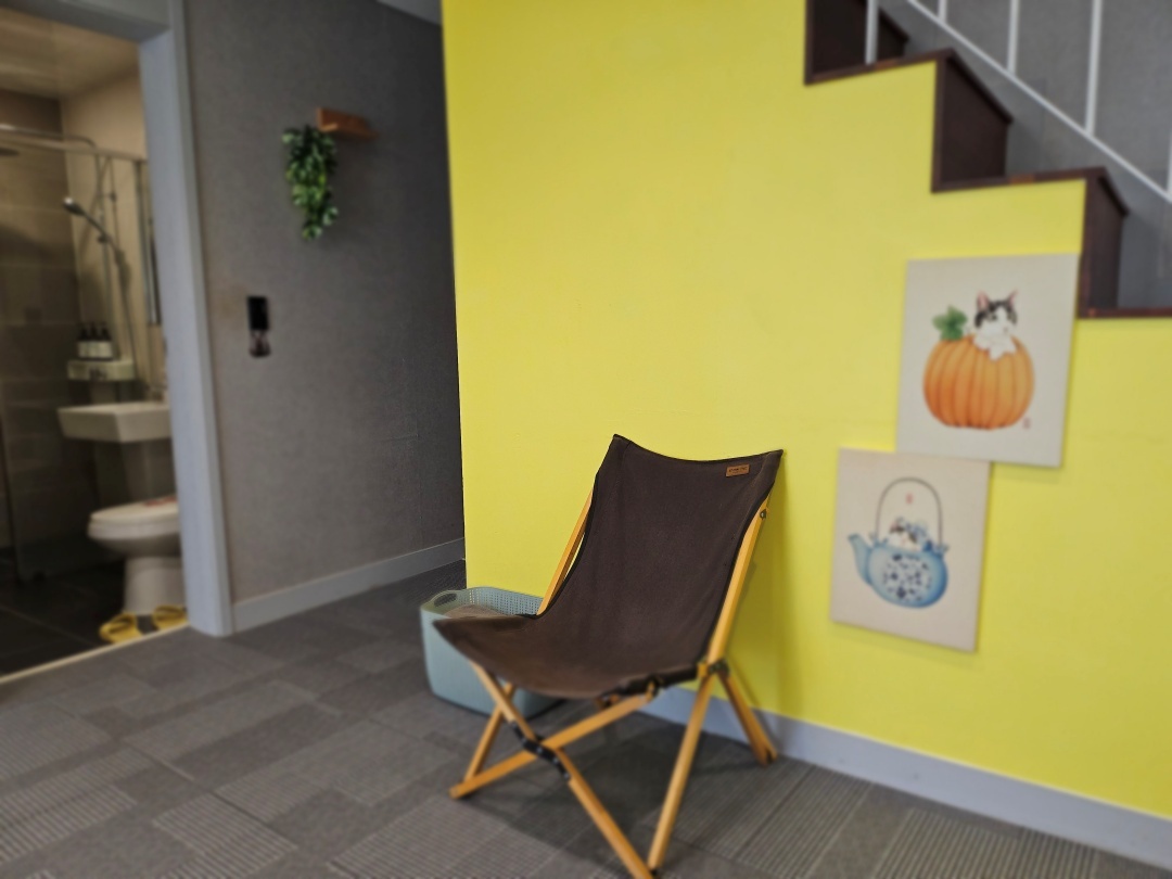 room detail thumbnail 2